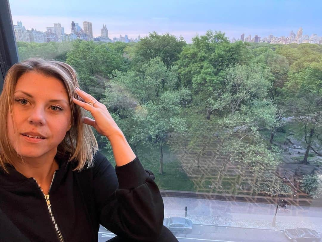 ジョディ・スウィーティンさんのインスタグラム写真 - (ジョディ・スウィーティンInstagram)「Nice view ❤️❤️  Here in NYC to promote my @hallmarkmovie “The Jane Mysteries: Inheritance Lost”, that premiers this Friday May 12 at 9/8c   In the meantime… I’m gonna take some deep breaths. Find some peace. I hope you do too ❤️  #thejanemysteries #hallmarkmoviesandmysteries #hallmarkmovie」5月10日 9時00分 - jodiesweetin