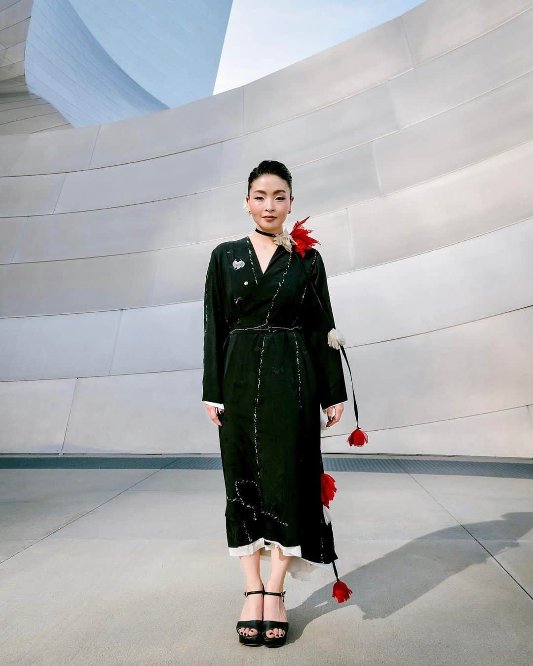 マイア・シブタニのインスタグラム：「Gold Gala 2023  I was honored to debut a one-of-a-kind, entirely patchworked by hand, kimono wrap dress designed by the brilliant, Sara Sakanaka.  The textile panels are all antique and vintage silk kimono and silk haori textiles from the 1940s - 1980s.  Everything is attached by hand-sewn silk thread and the lining of the dress is vintage silk haori lining and reclaimed silk.  Sara is a skilled artist with vision. It’s been joyful to spend time and collaborate with a fellow Japanese American. Zero waste design and creation is at the heart of every handmade piece. Her label is @considered_objects. 🖤  This look came together with the expert help of @beautyisboring and @sheridanwardofficial.  These photos were taken by, @alexshibutani. This is a very special month for Alex. His debut photography exhibition can be seen now at the Leica Gallery in Los Angeles. @leicagalleryla  Thank you, @bingchen, @jeremyntran, @carodolphin, and the rest of the @goldhouseco team for bringing our beautiful community together. #GoldGala」
