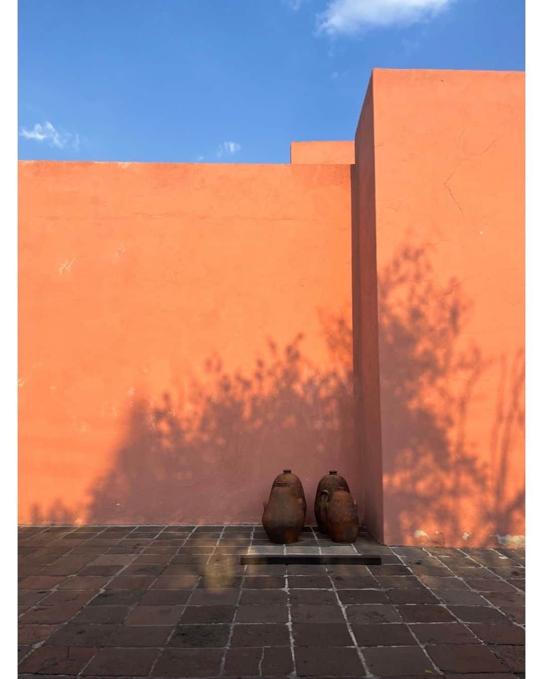 journaleatripのインスタグラム：「Mexico  内側から感じる外の美しさ 外側からみる内側の美しさ 光　影、素材　その土地にしか出せない建物と気候の融合」