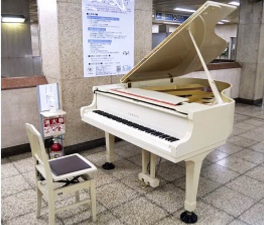 笠井信輔さんのインスタグラム写真 - (笠井信輔Instagram)「よく利用する駅にグランドピアノが寄贈されました  YouTubeなどでよく見る光景です  しかも、ホワイトグランドピアノ‼️  そうしたら、いつも誰かしら弾いているんです  しかも、皆さんとてもお上手  自宅では、思いっきり弾く事ができなかったり やっぱりどうせなら誰かに聞いてもらいたかったり  いろんな思いをこのグランドピアノは叶えています  日によっては、2〜3人弾く順番を待っている人がいるんです  これがエレクトーンたったら、と思う事はあります  というのも、小中学生時代、エレクトーンを習っていたんです  音楽が好きな父が、自宅にエレクトーン置いていてそれがきっかけで私と弟が習っていました  発表会のときの緊張感は今でも忘れられません  発表会の時に弾いた曲 覚えているのは  「007ロシアより愛をこめて」  やっぱり映画のテーマソングでした  あと、曲名は忘れたけれども、いまだに口ずさむことができる発表会の曲があります  子供の頃の記憶って変なところで残ってたりするんですよね  これも発表会の時の衣装！  なんでこんな服なのと思うかもしれませんが 当時、アディダスのウィンドブレーカーが超流行っていたんですよ  私にとっては一張羅だったんです  他にもマディソンバックとか、わけのわかんないものが流行ってました (笑)  駅の中に音楽が響き渡るって、やっぱり豊かなことなんだなと グランドピアノ音色を聴きながら 都会の喧騒の中で ちょっとほっとした気持ちになったりします  寄贈された方に感謝です」5月10日 8時58分 - shinsuke.kasai