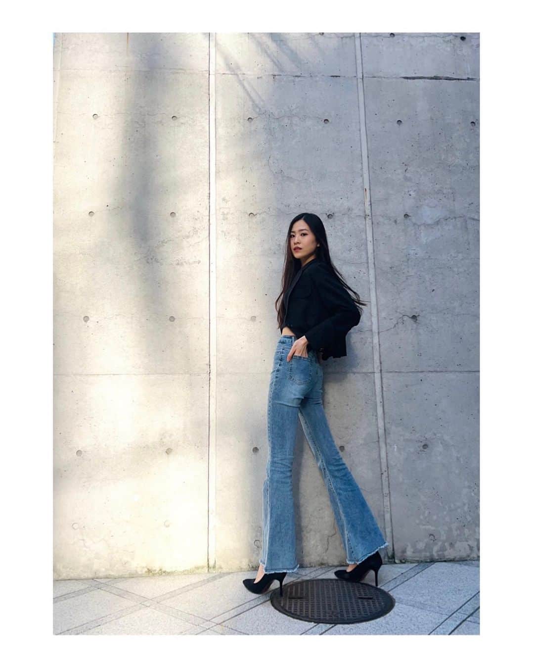 のインスタグラム：「カジュアルな雰囲気を出すジーンズにパキっとなるジャケットを羽織るのがお気に入り🫶🏻💖  皆さん今日も一日頑張っていきましょう🔥🎶✨   #今日のコーデ  #今日のファッション  #todayscode   #todaysfashion   #カジュアルコーデ   #カジュアル  #カジュアルファッション   #カジュアルスタイル   #カジュアル女子   #casual  #casualstyle   #ジャケット  #ジャケットコーデ   #ジャケットスタイル   #ジャケット女子   #jacket  #jacketstyle   #todaysstyle   #フレアパンツ  #フレアパンツコーデ   #flarejeans   #flare   #ジーパン  #ジーパンコーデ   #jeans  #jeansstyle」