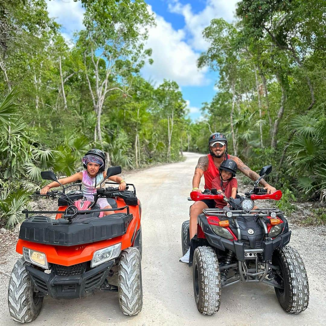 ジェイソン・デイビッドソンのインスタグラム：「Exploring the Jungle🦎」