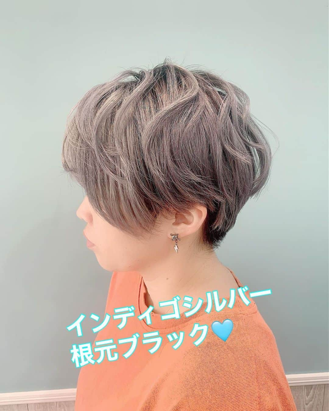 hair salon JOJOさんのインスタグラム写真 - (hair salon JOJOInstagram)「珍しいインディゴシルバーです⭐️ パープル寄りのシルバーではなく アッシュ寄りのシルバーになります。 あえて根元をバレイヤージュでブラックにすることで 立体感アップと、伸びてきた時も安心♪  【ヘアサロンJOW下高井戸駅前】 TEL:0333238220 #世田谷美容室#下高井戸美容室#明大前美容室#松原美容室 #インディゴカラー #イルミナカラー#インナーカラー #ダブルカラー#ハイライトカラー #大人ショート#ショートボブ#ボブヘア#2ブロック #フェード#フェードカット#フェードヘア #ウルフカット#レイヤーカット #パーマ#パーマスタイル Web予約↓ https://hairsalon-jow.com/」5月10日 9時07分 - hair_salon_jow