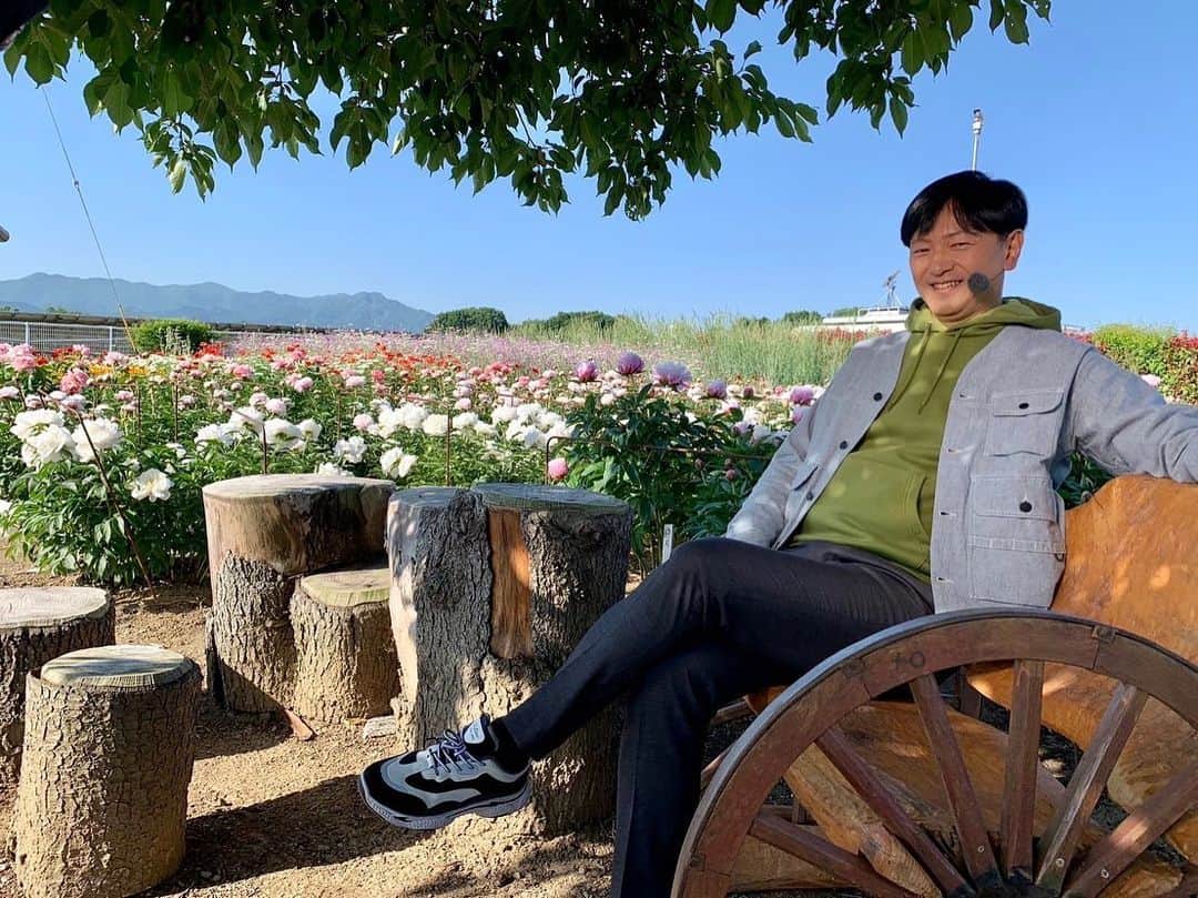 依田司さんのインスタグラム写真 - (依田司Instagram)「5月10日（水） 群馬県にある『富岡しゃくやく園』から。 切り花の出荷を行っていたご夫婦が、多くの人に見てもらいたいと３２年前に開園。 いまでは、５０品種およそ５０００株ものシャクヤクが咲き誇ります。 例年に比べて咲き進みは早く、今週末が見頃のピーク。 また、園内にはところどころに写真スポットもあります。シャクヤクを飾ったハート型のオブジェやオーナー手作りの作品、廃材を利用した木彫りや立派なイスなどもあります。 さらに、シャクヤクの切り花やドライフラワーなども販売しているので、母の日にもおススメです。  #富岡しゃくやく園 #JackWolfskin #ジャックウルフスキン #依田さん #依田司 #お天気検定 #テレビ朝日 #グッドモーニング #気象予報士 #お天気キャスター #森林インストラクター #グリーンセイバーアドバンス #プロジェクトワイルド #IPCC伝導者 #japan #japantrip #japantravel #unknownjapan #japanAdventure #japanlife #lifeinjapan #instagramjapan #instajapan #療癒 #ilovejapan #weather #weathercaster #weatherforecast」5月10日 9時17分 - tsukasa_yoda