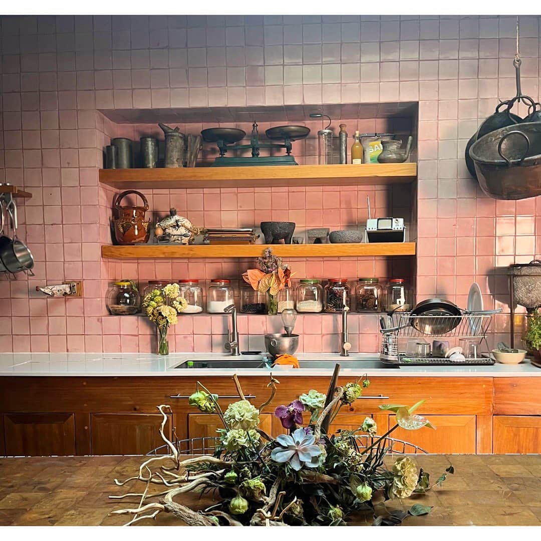 journaleatripのインスタグラム：「pink kitchen!  天窓があり光がはいるキッチン  そういえば 1958年製作で "窓をひらく　一つの生活改善記録　" というyou tubeを観ました。 当時の日本女性がおきている時間の大半を 過ごす台所に窓がなく薄暗い。。 それで台所に窓を開けよう！という活動がうまれた記録動画なのですが 吃驚したのは 土壁づくりの家だと壁に切り込みいれて "セイノッ"で壁を押して抜いていたこと！  窓を開けて光を台所にいれるという意志の改革の方が大変で窓を開ける作業は 大掛かりでなかった、、も吃驚しました。 今とは逆でなんですねぇ。  60年ちょっと前の話し。 興味ある方は是非^ ^」