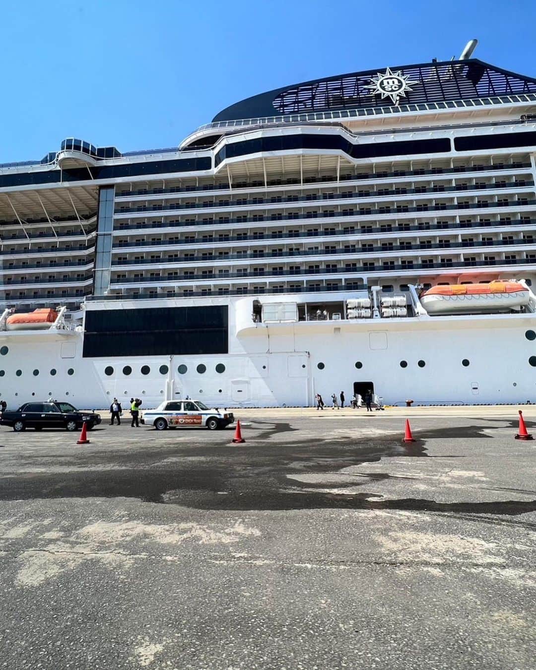 大石まどかさんのインスタグラム写真 - (大石まどかInstagram)「昨日、函館に帰って来ましたぁー。 今回はなんと、横浜大黒埠頭から「ジャパネットクルーズ MSCベリッシマ」に乗船をして函館で下船。 世界一大きな豪華客船で松崎しげるさんと私の初ステージをさせていただきました。 初めての船旅、忘れられない最高の旅になりましたよ。 写真、動画もたくさん撮ったので明日から少しずつアップしますね。 世界一の豪華客船船内をご紹介したいと思います。 #豪華客船 #mscベリッシマ #ジャパネットクルーズ #松崎しげる さん #初めて #船旅 #luxuryliner #函館 #hakodate」5月10日 9時11分 - madoka_oishi