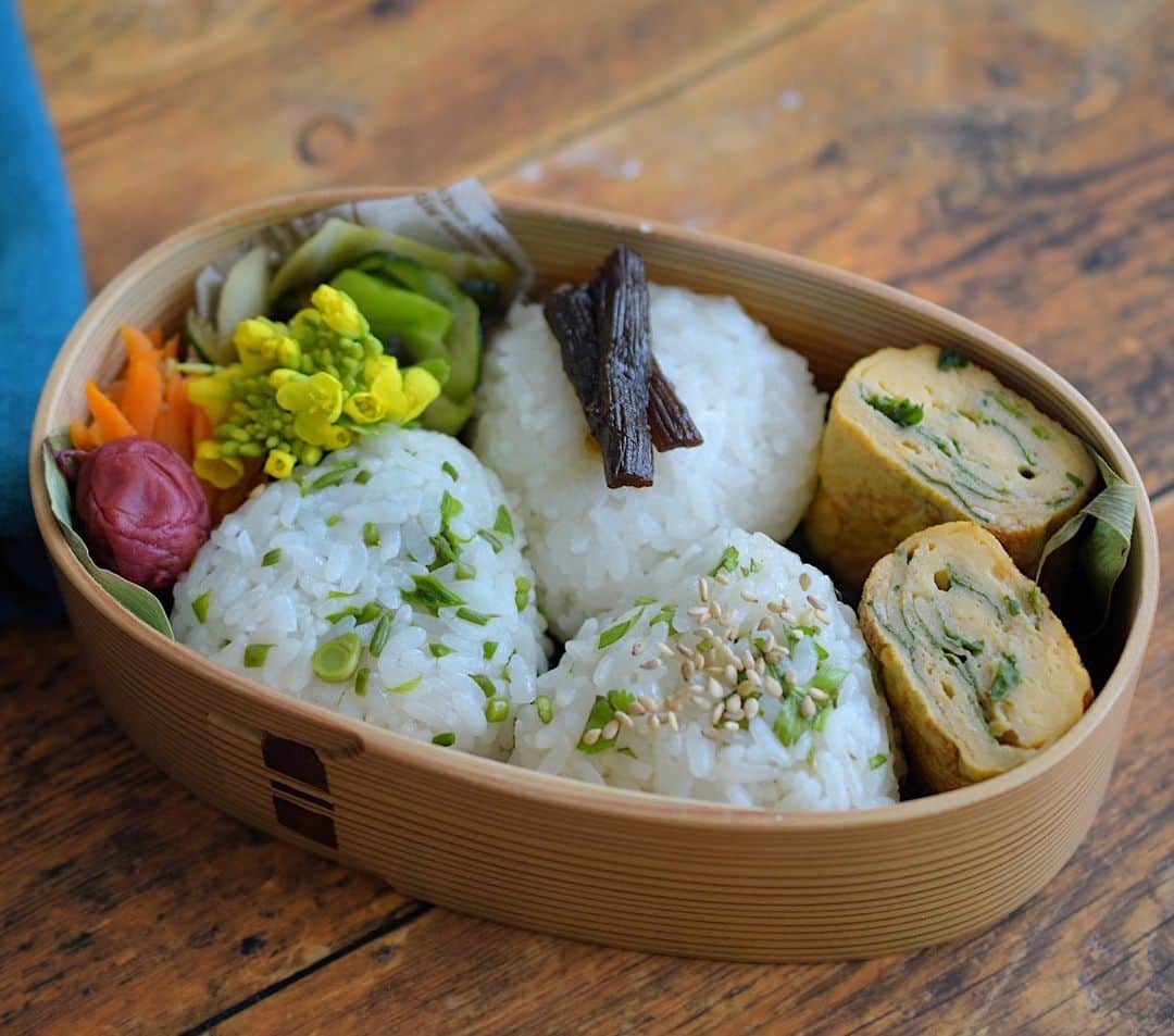 yukiyoのインスタグラム：「2023.5.10* ・ 今日のお弁当 ・ 出汁漬けこしあぶら、伽羅蕗、芹とごまのおむすび 三ツ葉入り出汁巻 キャベツときゅうり塩昆布和え 人参炒め お味噌汁はじゃがいも、お揚げ、三ツ葉 ・ 今日は一人分お弁当なので 簡単に、好きな物…と思ったら香り強め ご飯の量は普段の1.5倍 たまにはいいか。 ・ 水曜日、折り返し 頑張ろう ・ #お弁当 #obento #bento #japanesefood #暮らし #わっぱ #曲げわっぱ #わっぱ弁当 #igersjp #クロワッサンお弁当部 #クロワッサン普段弁当 #おむすび #おにぎり」