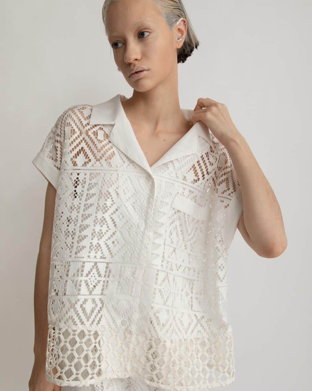 AULA AILAのインスタグラム：「【2023 HIGH SUMMER COLLECTION】  LACE OPEN COLLAR SHIRT COLOR OFF WHITE SIZE 0 ¥17,600  存在感のある幾何学柄レースをメインに、裾にはメッシュ状のケミカルレースを組み合わせアクセントに。 衿と袖口には柔らかな質感のヴィンテージサテンを使用し、抜け感をプラス。 体が泳ぐゆとりのあるサイジング、丸みを出した肩先など、甘すぎないヘルシーフェミニンな大人っぽい印象。 暑い日にタンクトップやキャミソールは着たいけど腕は出したくないときにも、さらっと羽織っていただきやすいアイテム。  LACE STRAIGHT PANTS COLOR OFF WHITE SIZE 0/1 ¥19,800  存在感のある幾何学柄レースをメインに、裾には柔らかな質感のヴィンテージサテンと、メッシュ状のケミカルレースを組み合わせアクセントに。 透け感を楽しめる、ひざ下丈の裏地を付けております。 ゆとりのあるサイジングでウエストもゴムなので、ストレスフリーに着用頂けます。  ✔️AULA AILA OFFICIAL WEB STOREにて HIGH SUMMER COLLECTIONアイテム展開中！」