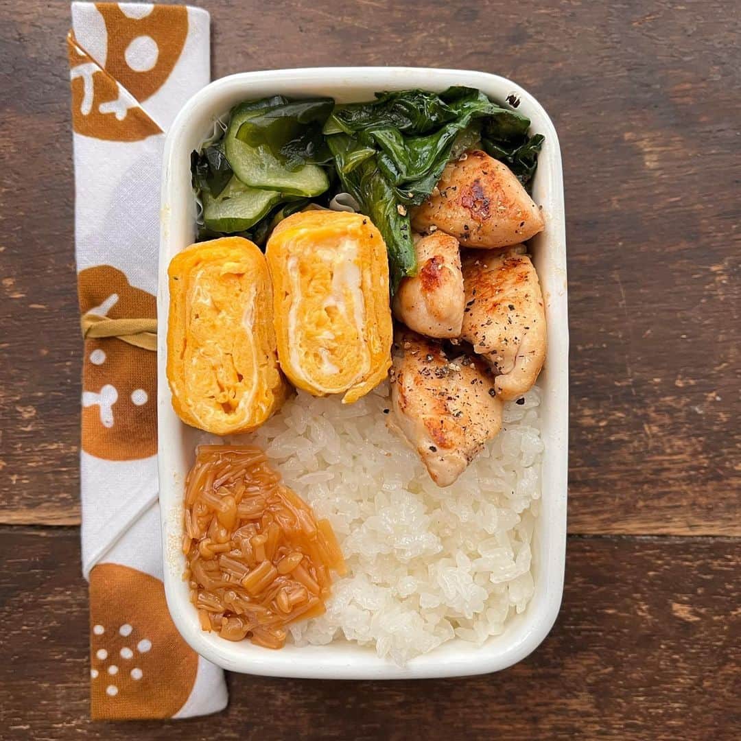 Rocoのインスタグラム：「05.10 ささみと小松菜のオイスターソース焼き 甘い卵焼き わかめときゅうりの酢の物 ごはんになめたけのせ  #roco弁#お弁当#obento#bento#野田琺瑯#大学生弁当」