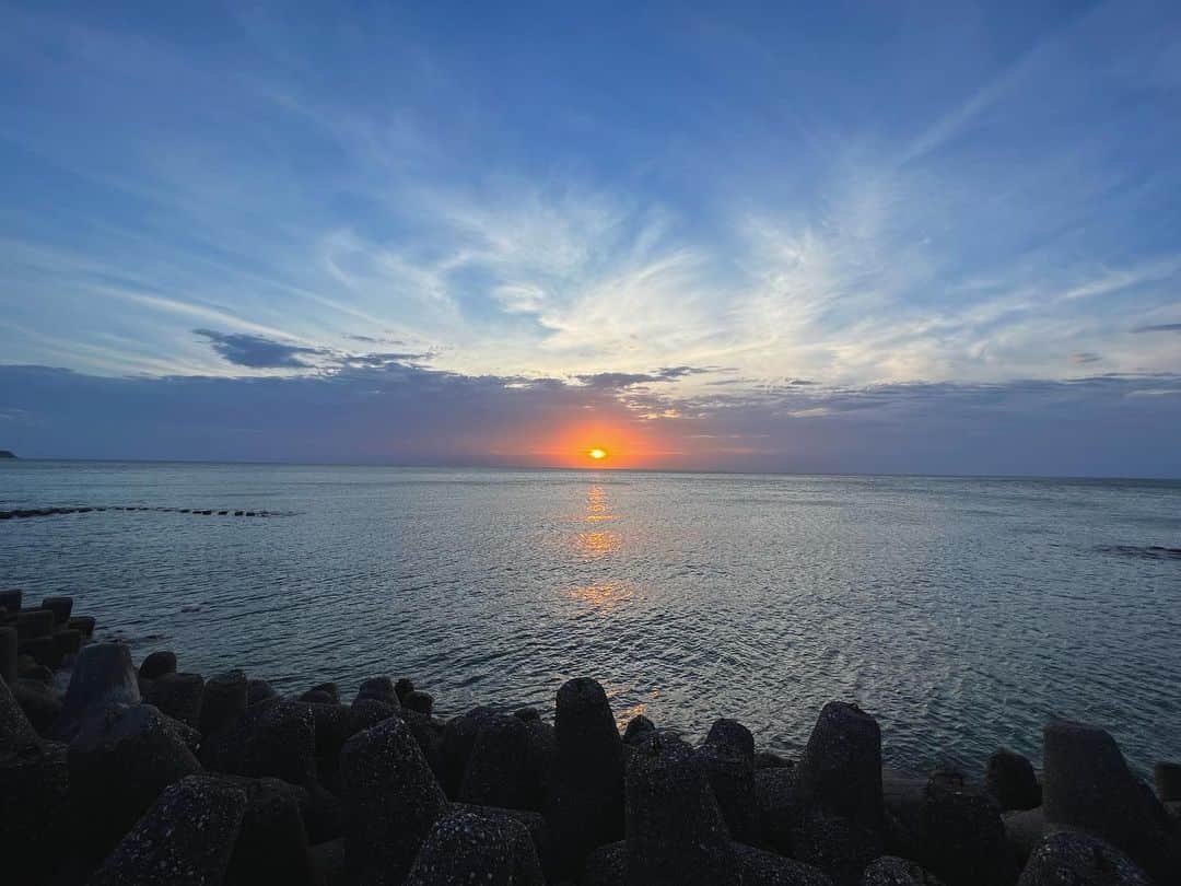 佐藤佳奈のインスタグラム：「夕陽も綺麗だった😌 もともとは雨予報だったし雲の多い1日だったけど奇跡的に雲の隙間から見えた☀️  #淡路島  #淡路島西海岸」