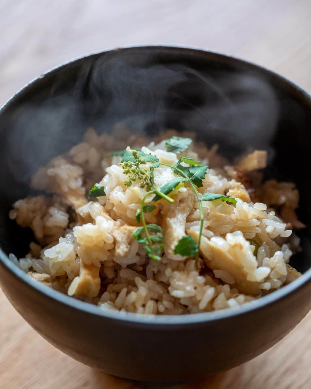 武井義明さんのインスタグラム写真 - (武井義明Instagram)「筍の炊き込みご飯。  I made takikomi gohan (rice cooked with bamboo shoots, deep-fried tofu, and chicken thigh). In Japan, there is a home-style dish in which seasonal ingredients are cooked together with rice in dashi broth. In early summer, bamboo shoots are used like this, but in autumn, chestnuts and mushrooms are used. Ingredients and cooking methods may vary depending on the region.」5月10日 9時31分 - bebechef
