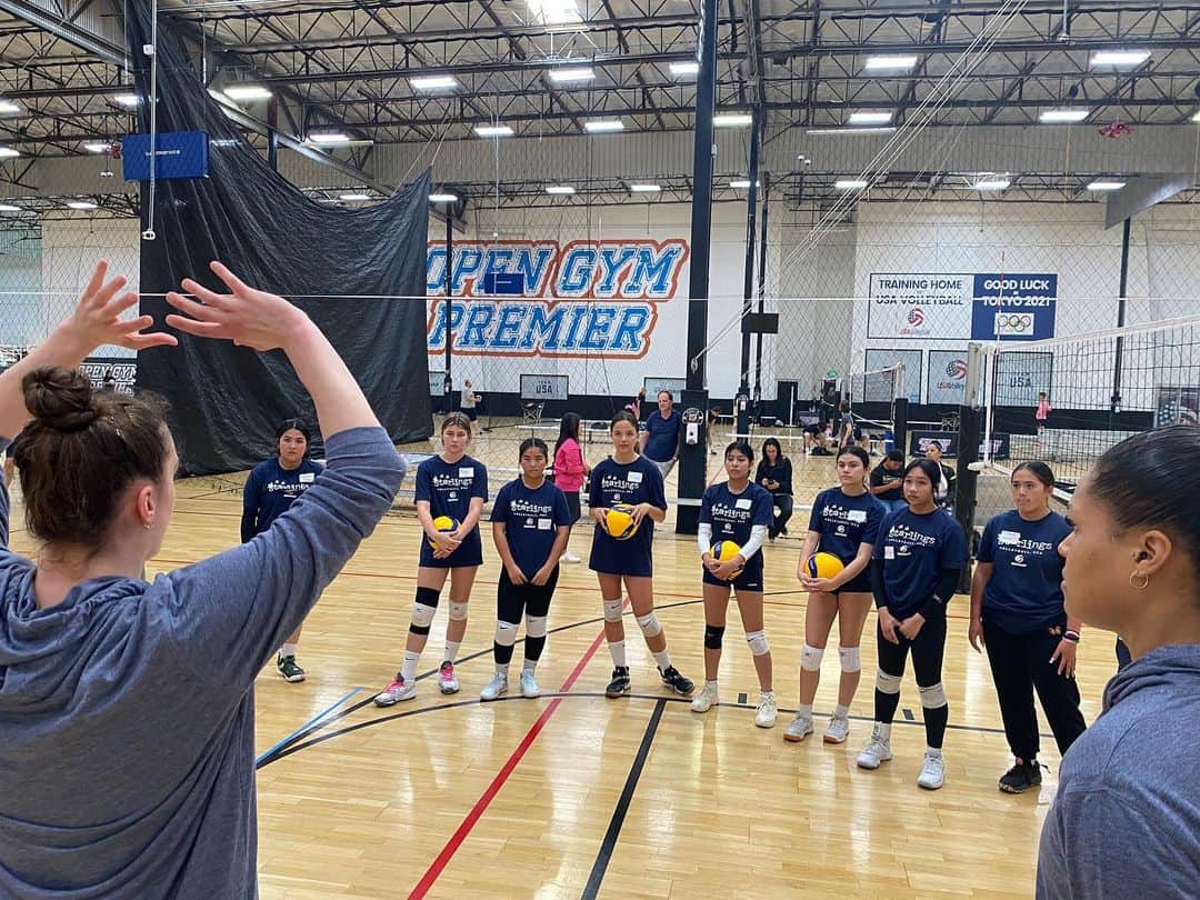 USA Volleyballさんのインスタグラム写真 - (USA VolleyballInstagram)「This evening, the USA Indoor Women’s National Team is hosting the Starlings clinic! Participants are able to learn new skills and be mentored by those competing at the highest level! Starlings Volleyball, USA seeks to positively impact the lives of at-risk girls through the sport of volleyball. More to details coming soon.」5月10日 9時40分 - usavolleyball