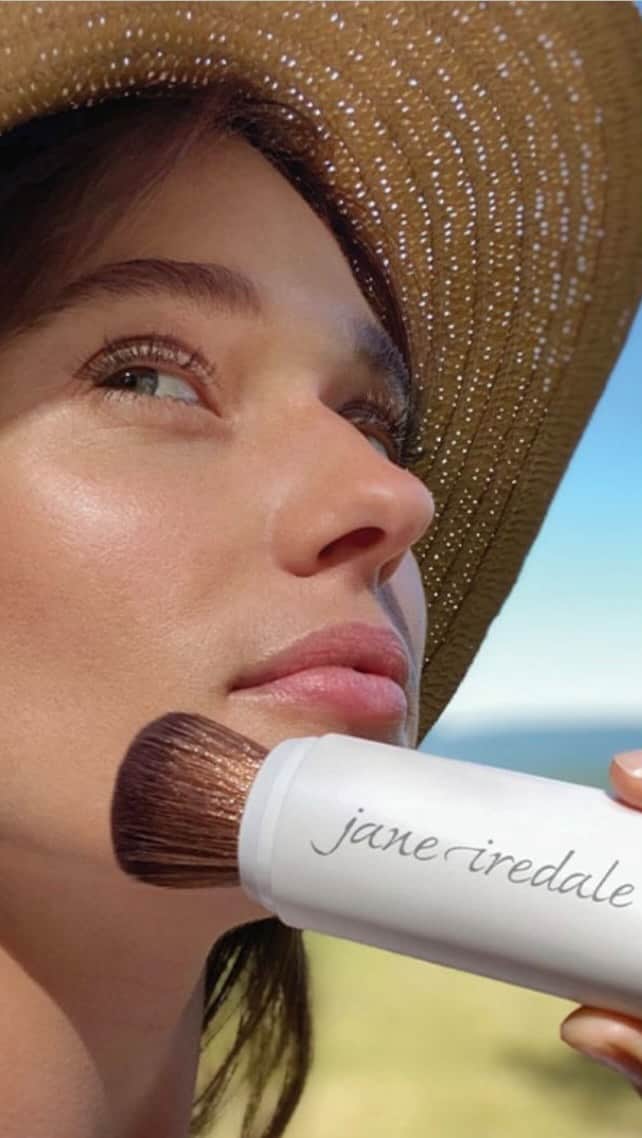 ジェーン・アイルデールのインスタグラム：「＼MRi代表取締役 リッキー二宮 様 ／【NEW】Jane Iredaleのこの夏必須なキットをご紹介✨  全身の紫外線防止ができて持ち歩きにも便利なサンプロテクションセットが数量限定で登場！  【☀️限定サマーファンキット】 ・Powder-meサンスクリーンパウダーSPF30/PA+++ 　専用ブラシが付いてササッとプロテクト。  ・リップドリンクSPF15/PA++ 　意外にダメージを受けやすいリップのケアとして◎  香りからもリフレッシュできるミニラベンダーミストも付いて、 リゾート気分のストロークラッチに入った、完璧なトータルプロテクション。  通常合計 ¥10,230 →キット価格 ¥8,800 ⁡ *表示価格全て税込 ⁡ ＝＝＝＝＝＝＝＝＝＝＝＝＝＝ #janeiredale  #ジェーンアイルデール #クリーンビューティ #スキンケアメイクアップ #ミネラルコスメ #オーガニックコスメ #ナチュラルコスメ #メイクアップアーティスト #デパコス #ナチュラルメイク #メイクアップ #30代メイク #40代メイク #50代メイク #60代メイク#セルフメイク #ミネラルメイク #日焼け止め#MRiBeauty #紫外線防止 #夏新作 #コスメ紹介 #メイク #makeup #ZOZOCOSME #ゾゾコスメ #コスメ #COSME #ZOZOTOWN #ゾゾタウン」