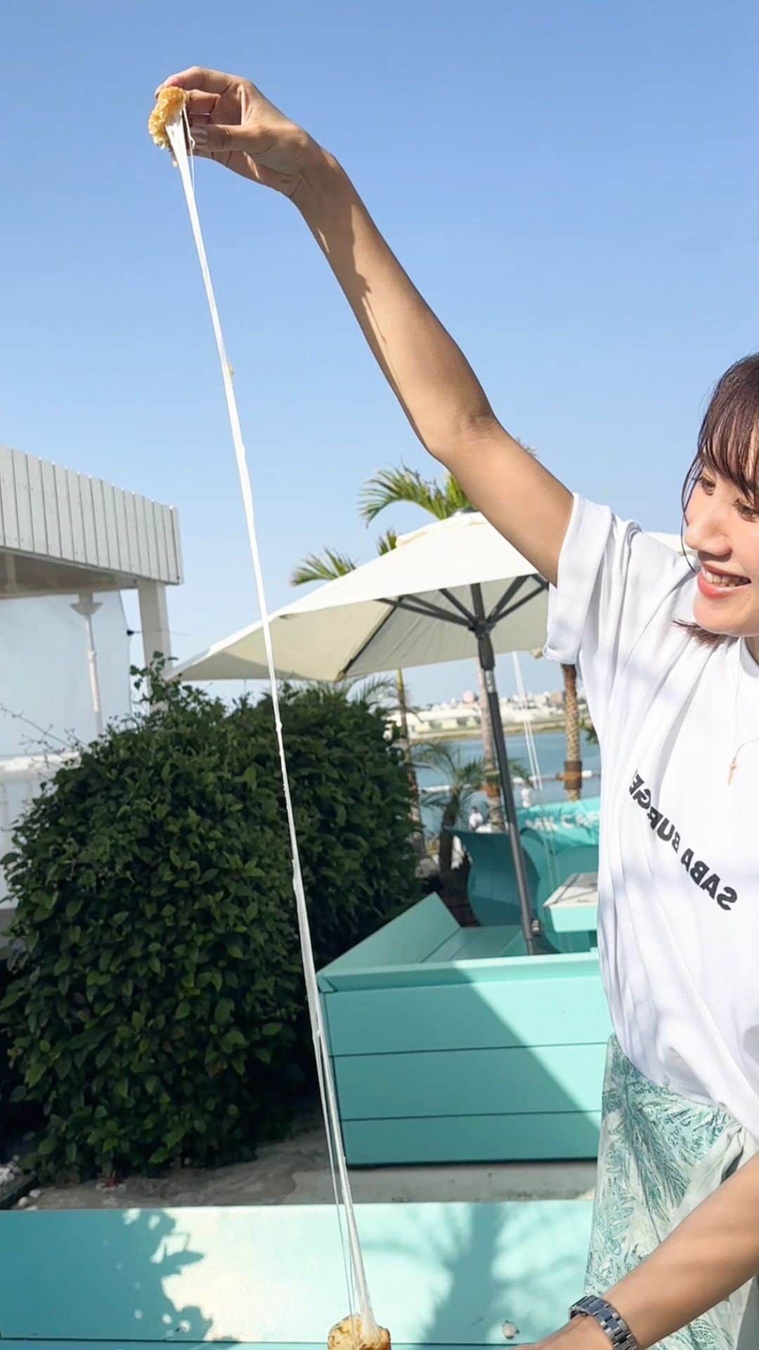 のインスタグラム：「のびーーーるチーズサーターアンダギー🌺 @mkcafe_okinawa   サーターアンダギーシリーズで1番人気🎖 @kiku_okinawa のアイデアで 美味しさと楽しさを叶えられるものを作ろう！ とフードチームが開発してできたのがこ このサーターアンダギー✧  伸びすぎて、腕の長さが追いつかない(笑) 皆さんもMK CAFE来た際はどこまで伸びるか、 ぜひ挑戦してみてね😝  #mkcafe#ウミカジテラス#瀬長島#瀬長島ウミカジテラス#沖縄#沖縄カフェ#沖縄グルメ#サーターアンダギー#沖縄南部カフェ#沖縄南部#沖縄観光スポット #沖縄観光オススメ #沖縄人気スポット 沖縄ライフ#沖縄移住#移住生活 #umikajiterrace#okinawa#okinawacafe#okinawajapan#okinawatrip #okinawagourmet」