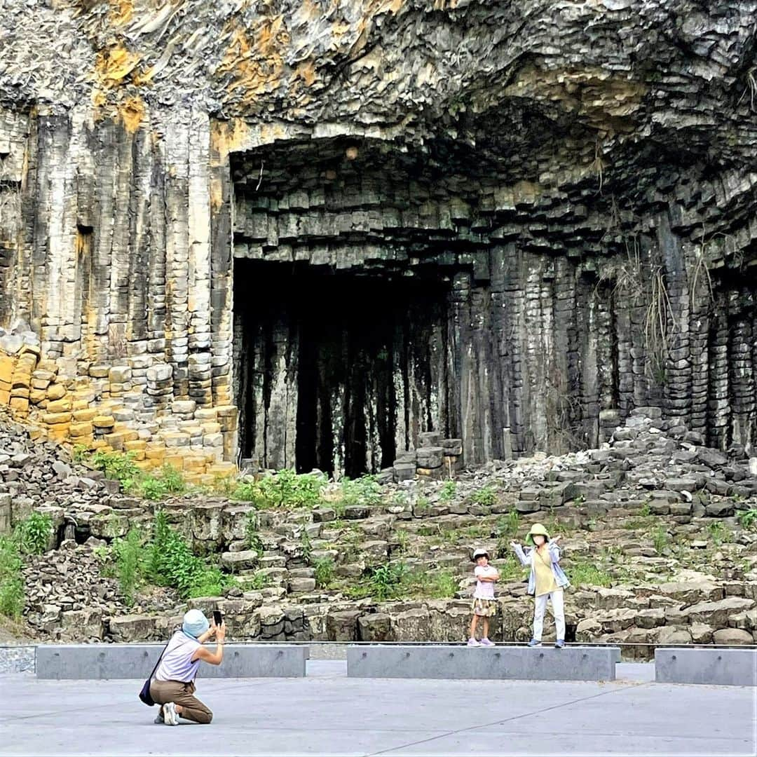 日本の国立公園のインスタグラム：「Stone sculptures made by mother nature.😳  These stone artpieces are in Genbudo Park, part of San’in Kaigan Geopark. Endless stone pillars pile on top of each other, following precise patterns and made of miraculous hexagons.  These pillars were made when lava from a volcanic eruption some 1.6 million years ago froze into shape.  Basalt harvested from Genbudo is used in various places throughout Toyooka, such as the dikes protecting the Otani River, running through Kinosaki Onsen, or the stone walls of old houses.	⛏  Guided tours can also spice up the scenery. ✨  It costs ¥500 for adults and ¥300 for students to enter the park.  Let us know if you’ve heard of Genbudo! If yes, comment with a 👍 If no, comment with a ✨  #NationalPark #SaninKaiganNationalPark #Hyogo #Hyogotourism #Hyogotravel #Genburocks #Genbudo #GenbudoPark #ScenicSpots #ScenicViews #Scenic #SpotsinJapan #ScenicSpotsTour #日本 #国立公園」