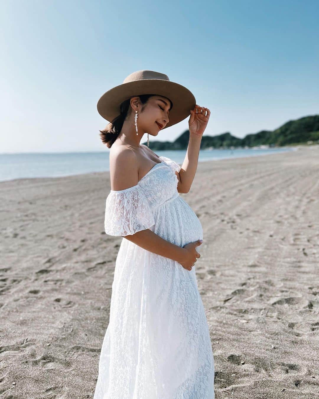 佐藤あずみのインスタグラム：「𝐦𝐚𝐭𝐞𝐫𝐧𝐢𝐭𝐲𝐩𝐡𝐨𝐭𝐨❤︎  👨🏾に撮ってもらいました🩵  #妊娠8ヶ月 #マタニティ #マタニティフォト #セルフフォト #マタニティライフ #プレママ #妊婦 #maternity #maternitylife #maternityphoto #maternityphotography #maternityshoot」