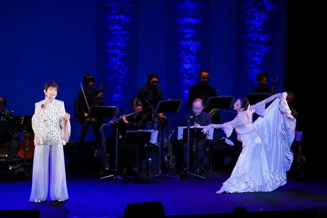 のインスタグラム：「「EVERGREEN HIT SONGS IN SHOWA ERA 2023 」  音楽監督の清水ゆかりさん率いる豪華なバンドの皆様に支えられて3日間の公演無事に幕を閉じました👏👏 写真家の友澤綾乃さんからの素敵なお写真を頂きましたー✨✨ 歌ってるお写真も沢山ありがとうございます✨  男役⇔女役と性転換させて頂きながら尊敬する先輩方と踊らせて頂けて幸せな時間でした🎊🎊🎊 お写真見ると改めて素晴らしい経験をさせて頂いたのだと感謝の気持ちでいっぱいです😊✨  ゴールデンウィークに足を運んで下さいました皆さま❤️ いらして下さりありがとうございました❣️❣️❣️」