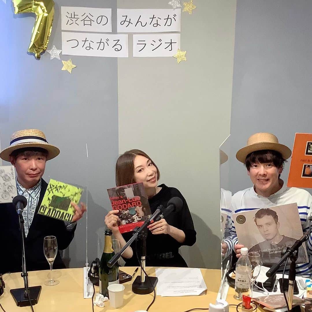 野宮真貴のインスタグラム：「. カジくんがふたり⁉︎  5/8(月)カジくんのお誕生日当日の渋谷のラジオ📻にサプライズゲストで来てくれたKINKちゃんでした😊BLUE BOYS CLUBの話も楽しかった！  番組からは、シャンパンとケーキのプレゼント🎂みんなでカジくんのお誕生日をお祝いしました🎉  収録後は、月曜日のママmomokomotionに会いに渋ラジビル4階のカフェバーLi-Poへ🥂  #渋谷のラジオ#渋谷のラジオの渋谷系#HBD#カジヒデキ#KINK#momokomotion#LiPo#野宮真貴#missmakinomiya」