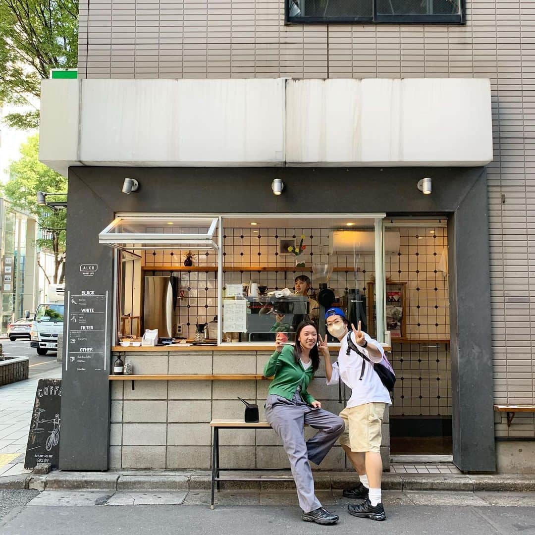ABOUT LIFE COFFEE BREWERSさんのインスタグラム写真 - (ABOUT LIFE COFFEE BREWERSInstagram)「【ABOUT LIFE COFFEE BREWERS 道玄坂】  Hello! ALCB Dogenzaka store!  Today we had a visitor from Taiwan🇹🇼  And he came to our store wearing a T-shirt we sold when we participated in the Taiwan Coffee Festival!  We are so happy to be able to witness the moment when coffee connects people like this 🙏  We are open from 09:00 to 18:00 today!  こんにちは！ ALCB道玄坂です！  本日は台湾から🇹🇼 そして、以前台湾コーヒーフェスに参加した際に販売したTシャツを着て来店してくださいました！  こうしてコーヒーが人と人を繋ぐ瞬間に立ち会うと嬉しくなります🙏  本日も09:00-18:00で営業です！  #aboutlifecoffeebrewers #aboutlifecoffeerewersshibuya #aboutlifecoffee #onibuscoffee #specialtycoffee #tokyocoffee #tokyocafe #shibuya」5月10日 10時04分 - aboutlifecoffeebrewers