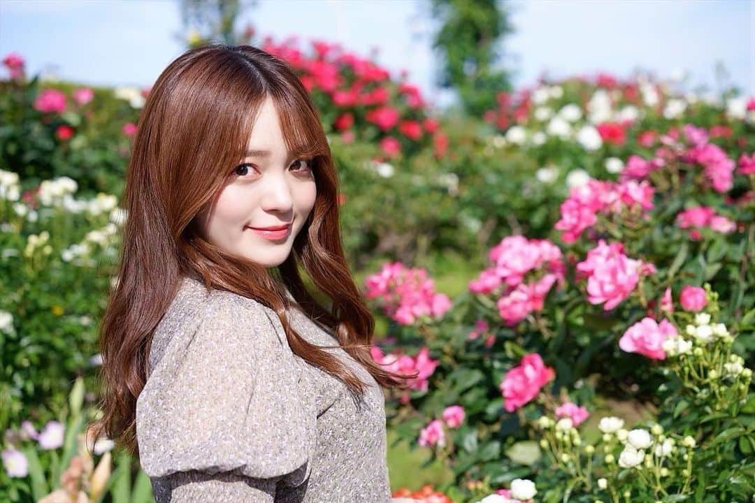 のインスタグラム：「. おぱよん🤍 . お花綺麗(*´ω`*)🌹 . . . #栗原みさ #役者 #ホラ女 #ポートレート #photo #photography #photooftheday #japanesegirl #horrorfan #instagood #followme」