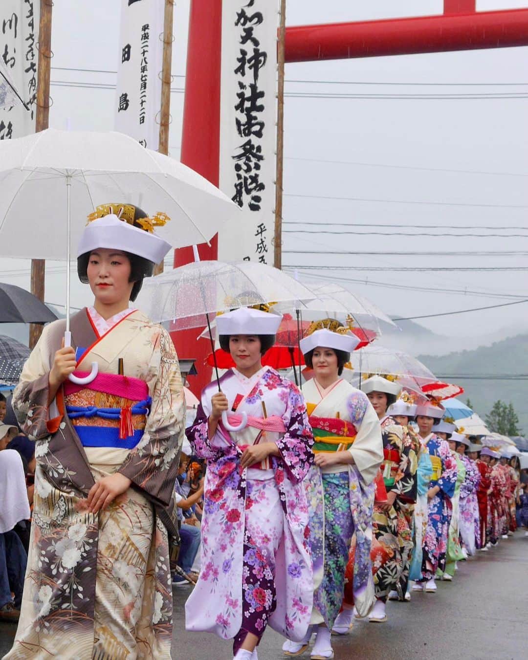 Rediscover Fukushimaのインスタグラム：「Read our latest blog post to find out the 2023 dates, times & access information for some of Fukushima’s summer festivals (link in stories)! 👘💕🐎  Firework displays, people dressed in yukatas, and delicious street food are some of the typical elements of ‘natsu matsuri’, Japanese summer festivals. 🎇🥰🍱  During the warmer months of the year, Fukushima prefecture hosts a wide range of events to enjoy.  These are some summer festivals to look forward to in 2023 (please note that events are subject to change/cancellation):  Picture 1 ⭐Aizu-Tajima Gion Festival (Minamiaizu) 📍A short walk away from Aizu-Tajima Station 🗓️ July 22 (Sat,), 23 (Sun.), 24 (Mon.), 2023  Picture 2 ⭐Soma Nomaoi Festival (Minamisoma City) 📍Different locations in Minamisoma City 🗓️ July 29 (Sat.), 30 (Sun.) and 31 (Mon.), 2023  Picture 3 ⭐Fukushima Waraji Festival (Fukushima City) 📍5 min walk from JR Fukushima Station 🗓️ August 4 (Fri.), 5 (Sat.) and 6 (Sun.), 2023  Picture 4 ⭐Sukagawa Shakadogawa River Fireworks Festival (Sukagawa City) 📍5 min walk from JR Sukagawa Station 🗓️ August 26 (Sat.), 2023  Read our blog post for more events + details!  Which festival are you looking forward to the most? Please let us know in the comments, and don’t forget to save this post for future reference! 🤩🔖  #fukushima #japan #visitfukushima #visitjapan #explorejapan #photooftheday #travelgram #traveling #tourism #matsuri #japanese #japanesefestival #aizutajima #aizutajimagionfestival #soma #somanomaoi #waraji #warajimatsuri #visitjapanjp #japanesesummer #summer #summerfestivals #summerinjapan #beautiful #japanesetown #kimono」