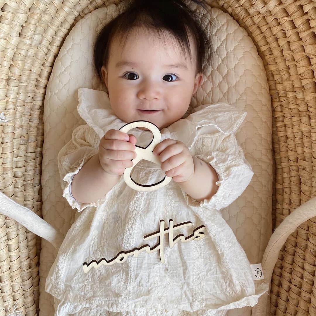 yuinaさんのインスタグラム写真 - (yuinaInstagram)「なんともう8ヶ月😱 どんどん動きが激しくなってきた〜ごろんしてるだけの日々を忘れてしまったわ😇 はいはいして、どこまででも追いかけてくる🥹 #8ヶ月 #8month #月齢フォト #赤ちゃん #クーファン #instababies」5月10日 10時11分 - yuina_xg