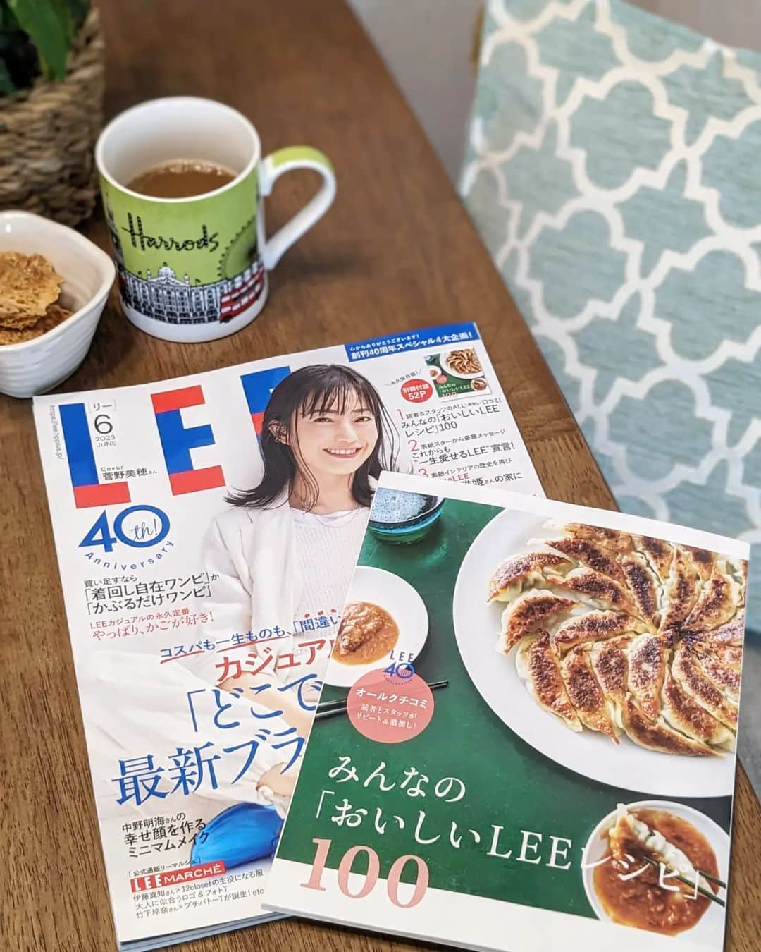 小野恵美さんのインスタグラム写真 - (小野恵美Instagram)「LEE40周年おめでとうございます！  LEE6月号 @magazinelee  #菅野美穂 さんがトリコロールカラーの爽やかな表紙を飾られています💙🤍❤️  私の母や、夫の母が、40年前に読んでいたLEE。今はわたしが愛読しているということに歴史を感じます✨  どの時代も女性のファッションやライフスタイル、「心」に寄り添ってきた雑誌なんだなぁ🥹💖 表紙を飾ってきたスターの皆さんのコメント、インタビュー特集、読み応えありました！ ワンピ好きな私は、着回しorかぶるだけワンピのページもお気に入り✨🌻  私は、別冊付録「みんなのおいしいLEEレシピ100」にて、思い入れのあるレシピにコメントを掲載いただきました🩷 まさに記念すべき一冊！  娘が幼稚園に行きだして、LEEと共にホッと一息のひとり読書タイ厶を楽しんでいます🕊️  #magazinelee #LEE #LEEキャラクター #LEE40周年 #おめでとうございます」5月10日 10時12分 - onoemi_official