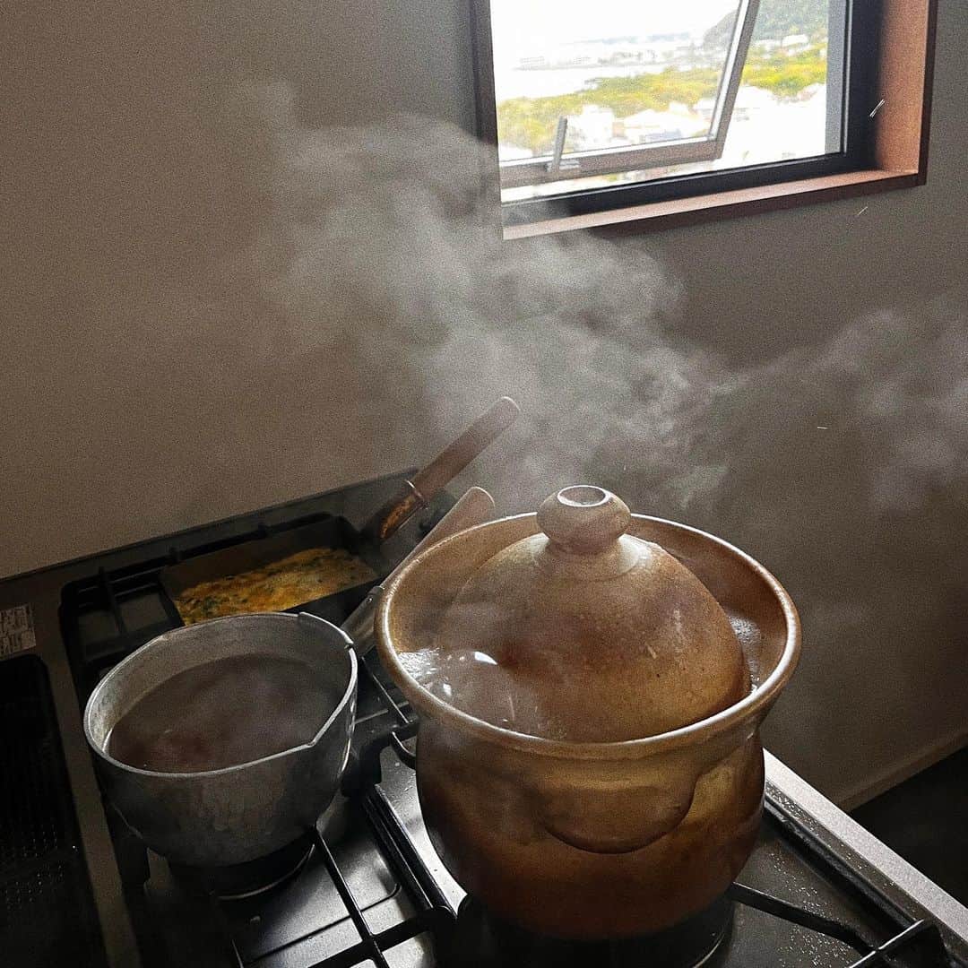 宇藤えみのインスタグラム：「朝ごはんとおちび弁作るのにグリルまでフル稼働の朝。 まぁ朝ごはんとお弁当だいたい一緒になるよね…🥴 #暮らし#暮らしの道具」