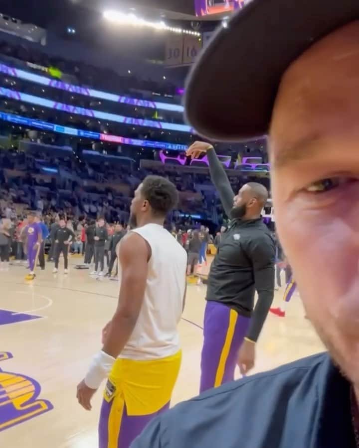 クリス・プラットのインスタグラム：「When you get courtside Lakers seats, (not to brag) they offer an exclusive, VIP buffet bar and restaurant with free drinks, delicious Tomahawk chops, cupcakes, and even America’s tastiest snack, the Timothée Chalamet. You know what? I get it.」