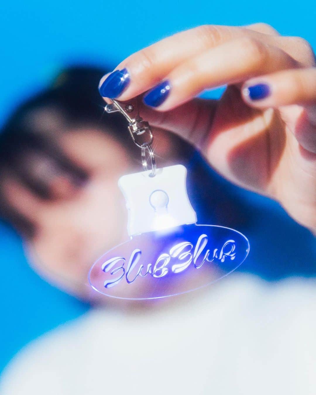 SIRUPさんのインスタグラム写真 - (SIRUPInstagram)「爆裂イケてるツアーグッズ公開するぜ！？ヤバいわけですわ。  これはライブで光らせて振り回してほしい💙  [BLUE BLUR LIGHT KEY RING] Size：縦約10cm × 横7cm ¥1,000 (tax in)  ▼Credits Photo : haruta @harutaaaaaaa Hair : TAKAI @rr_takai_  Designer : Masaki Watanabe (maxilla) @masakebab @maxillajp  ▼channel SIRUP プレミアム会員先行発売 2023年5月13日（土）21:00~スタート  channel SIRUP プレミアム会員登録はこちら https://c-rayon.com/result/sirup/  ▼一般発売 2023年5月17日（水）21:00スタート https://www.asmart.jp/shop/sirup  asmart事前に登録すると購入がスムーズになります👌🏻  #BLUEBLURTOUR #ブルブラツアー」5月10日 21時14分 - sirup_insta