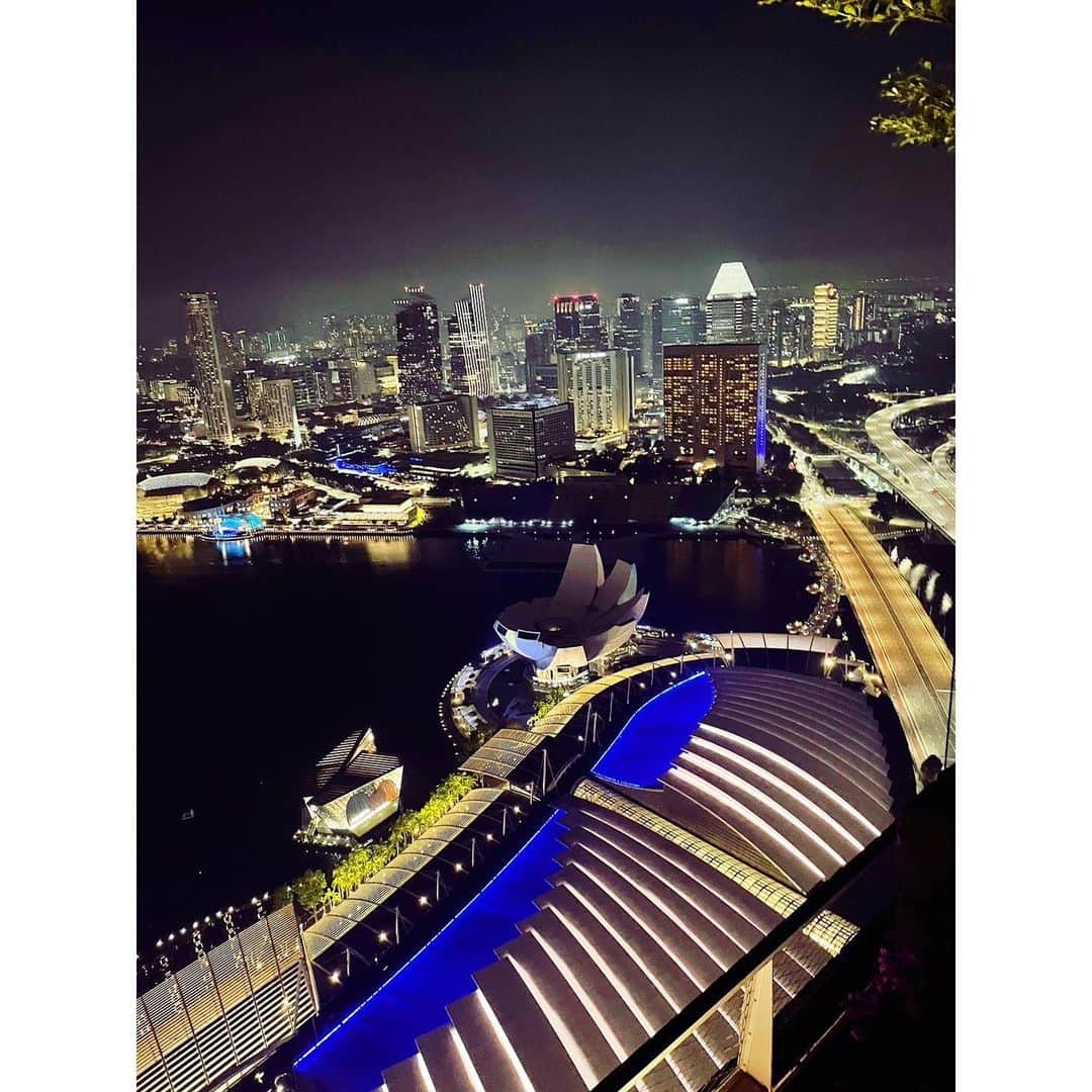 栗原佐知子さんのインスタグラム写真 - (栗原佐知子Instagram)「✴︎ @lavosingapore で  @yukawatanabe_hanabo のサプライズバースデー🎂🫶 . 何歳になったかは… 6枚目の動画で🤫笑 . 素敵な1年になりますように💕 . . #Singapore #vacation #dinner #happybirthday #friends #シンガポール #🇸🇬」5月10日 21時07分 - sachiko__kurihara