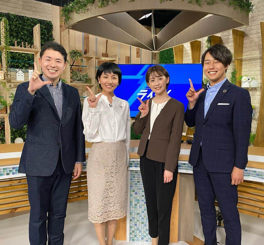 テレビ新広島さんのインスタグラム写真 - (テレビ新広島Instagram)「🎊『イット！』×『ライク！』コラボ🎊  G7広島サミットに向け 現地広島に取材に来られた フジテレビ・宮司愛海アナ💛  きょう5/10(水)『TSSライク！』に ご出演いただきました😊  番組終わりに出演者で…📷  "ライクポーズ"を 一緒にしていただきました👆🤍  #フジテレビ #フジテレビアナウンサー #宮司愛海 #みやじまなみ #livenewsit #ライブニュースイット #衣笠梨代 きぬがさりよ#衣笠梨代アナ #衣笠アナ #加藤雅也 #かとうまさや #加藤雅也アナ #加藤アナ #野川諭生 #のがわゆう #野川諭生アナ #野川アナ #テレビ新広島 #tss #アナウンサー #女子アナ #tssライク #ライク」5月10日 21時08分 - tss_tv_official