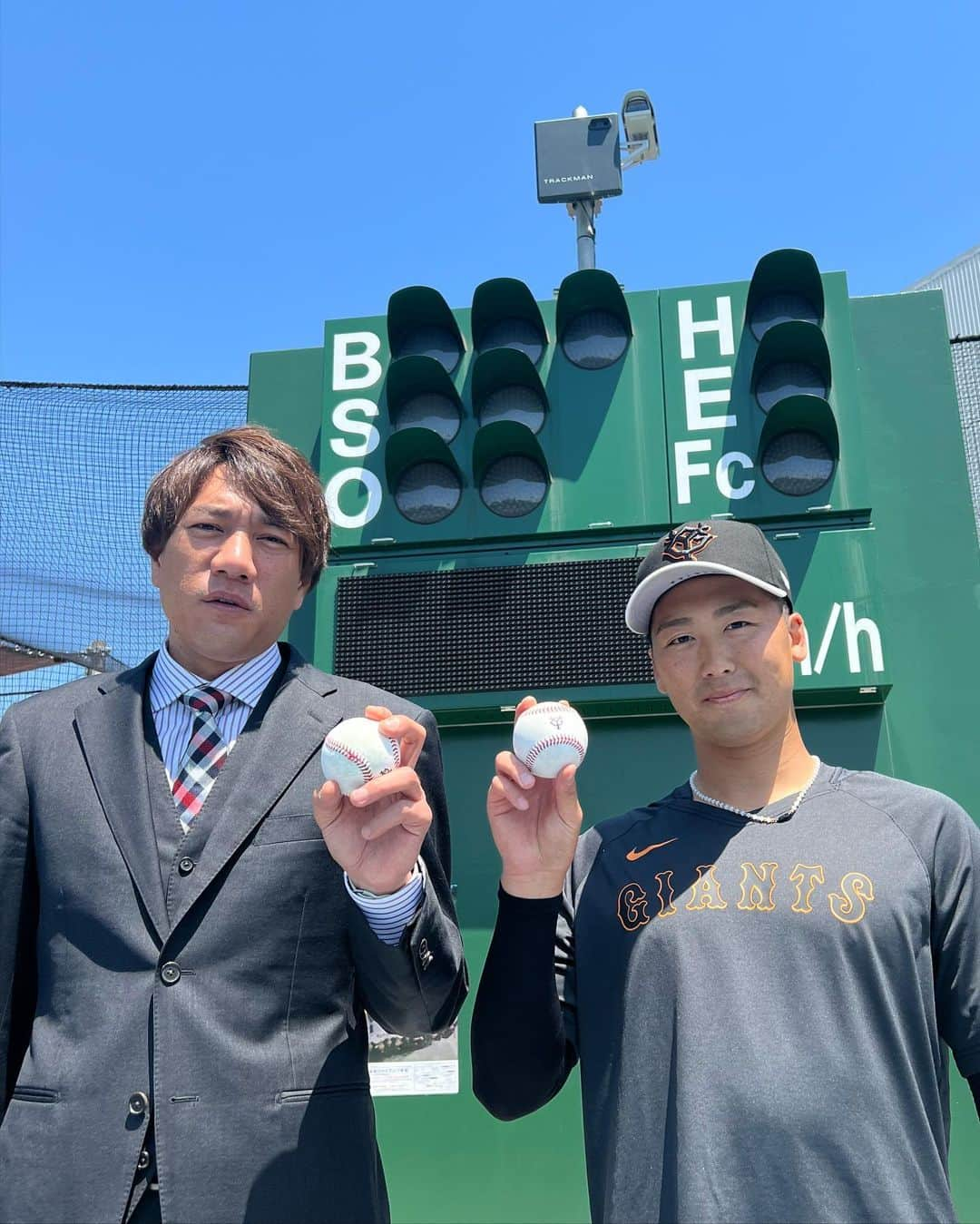 林昌範さんのインスタグラム写真 - (林昌範Instagram)「ジャイアンツ対イーグルスの解説⚾️  同級生の大竹寛コーチが室内にいたので🎥  選手の状態把握しながらチームが勝つ為に常に考えないといけない大変な仕事⚾️  船迫投手も目標高く期待してます❗️ #川崎市 #ジャイアンツ #ジャイアンツ球場  #ジータス #解説 #ジャイアンツ #イーグルス  #イースタンリーグ  #日本テレビ #日本テレビアナウンサー  #プロ野球 #大竹寛　コーチ #同級生 #船迫大雅  投手 #巨人」5月10日 21時09分 - masanorihayashi24