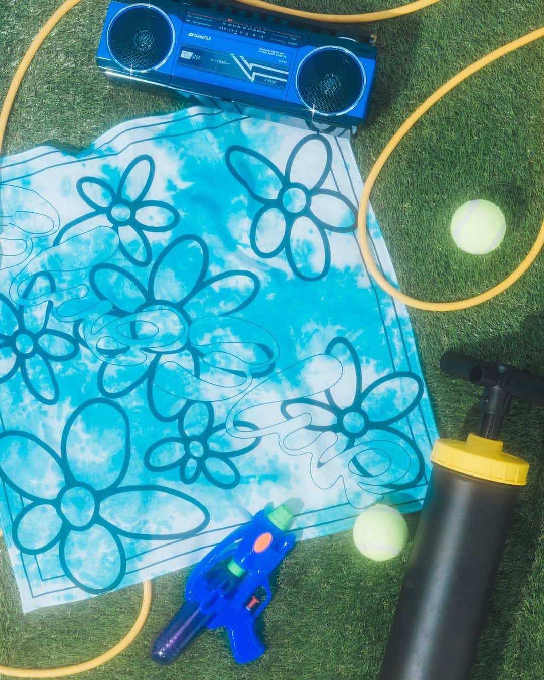SIRUPのインスタグラム：「爆裂イケてるツアーグッズ公開するぜ！？ヤバいわな？やろ？  [BLUE BLUR TAIDAI BANDANA] Size：56cm × 56cm ¥2,000 (tax in)  ▼Credits Photo : haruta @harutaaaaaaa Hair : TAKAI @rr_takai_  Designer : Me💙  ▼channel SIRUP プレミアム会員先行発売 2023年5月13日（土）21:00~スタート  channel SIRUP プレミアム会員登録はこちら https://c-rayon.com/result/sirup/  ▼一般発売 2023年5月17日（水）21:00スタート https://www.asmart.jp/shop/sirup  asmart事前に登録すると購入がスムーズになります👌🏻  #BLUEBLURTOUR #ブルブラツアー」