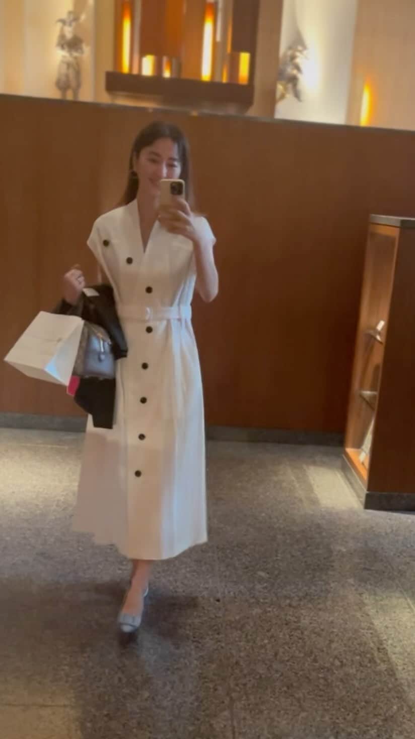 前田ゆかのインスタグラム：「この日はwhiteコーデ🤍  ときに清楚に  初夏のホワイトサマードレス！ ウエストがバックオープンになっているから ときにスタイリッシュにも変化するドレス✨  @stunninglure @akiranaka.official  #waltz 2023ss  ワンピースは1枚で完結してそれに合う 靴、バック小物で変化するからそれを考えるのも また楽しみ🤍🤍🤍  shoes @manoloblahnik  bag @gucci  #stunninglure  #ワンピース #新ライン」