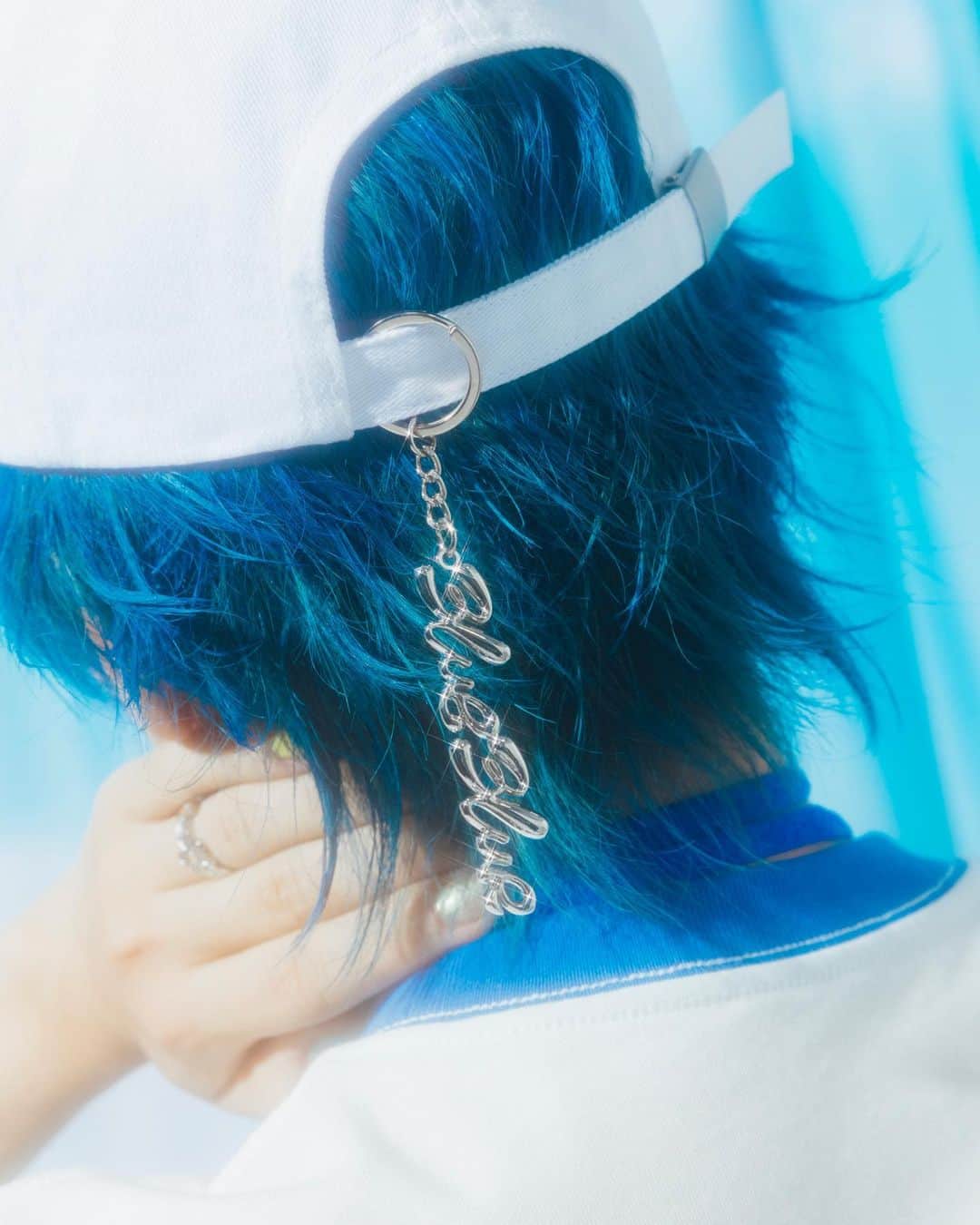 SIRUPのインスタグラム：「爆裂イケてるツアーグッズ公開するぜ！？ヤバいわな？  [BLUE BLUR KEY RING] Size：縦約11cm × 横1.6cm ¥2,000 (tax in)  ▼Credits Photo : haruta @harutaaaaaaa Hair : TAKAI @rr_takai_  Designer : Masaki Watanabe (maxilla) @masakebab @maxillajp  ▼channel SIRUP プレミアム会員先行発売 2023年5月13日（土）21:00~スタート  channel SIRUP プレミアム会員登録はこちら https://c-rayon.com/result/sirup/  ▼一般発売 2023年5月17日（水）21:00スタート https://www.asmart.jp/shop/sirup  asmart事前に登録すると購入がスムーズになります👌🏻  #BLUEBLURTOUR #ブルブラツアー」
