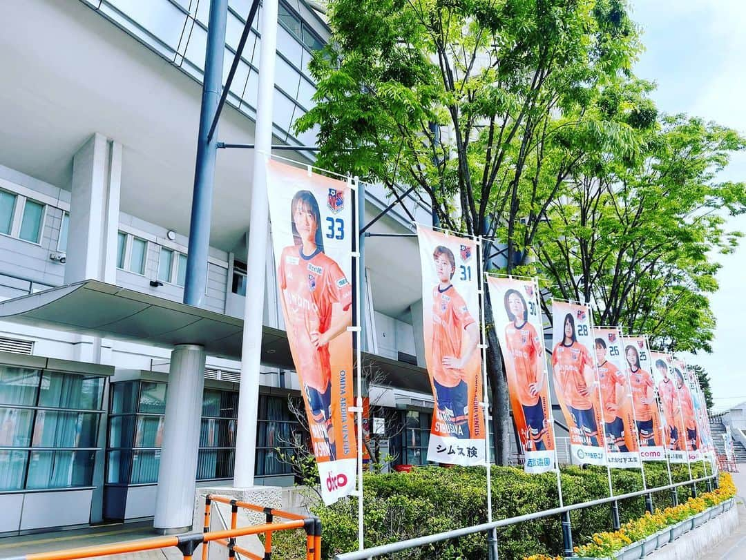 安田美香さんのインスタグラム写真 - (安田美香Instagram)「石川県で起きた地震で被害に遭われた方々にお見舞い申し上げます  どうか1日も早くホッとできる日常が戻りますように…  今日は、大宮アルディージャVENTUS のグラウンド取材に行ってきました⚽️  #有吉佐織 選手が最後まで残って  #大野忍 コーチとグラウンドを走っていました🏃🏻‍♀️  「初の3連勝に向けてがんばりまっす」 とめっちゃステキな笑顔でした😆  わっしょい！  今週末 #DAZN にて実況つとめます🎤  WEリーグ は今季残り5試合！  ぜひ一緒に #女子サッカー 応援しませんか♪  【#Yogibo #WEリーグ 第18節】 5/13(土)14:00KO #大宮アルディージャVENTUS vs #AC長野パルセイロレディース  🏟️写真は前回の@NACK5スタジアム大宮です♪  #yogibo #weリーグ #weleague #womanfootball #ardija #大宮 #大宮アルディージャventus #ac長野パルセイロレディース #長野 #nack5スタジアム大宮 #dazn #実況 #安田美香」5月10日 21時12分 - mika.yasuda.horipro