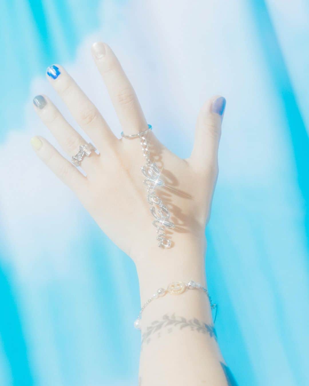SIRUPさんのインスタグラム写真 - (SIRUPInstagram)「爆裂イケてるツアーグッズ公開するぜ！？ヤバいわな？  [BLUE BLUR KEY RING] Size：縦約11cm × 横1.6cm ¥2,000 (tax in)  ▼Credits Photo : haruta @harutaaaaaaa Hair : TAKAI @rr_takai_  Designer : Masaki Watanabe (maxilla) @masakebab @maxillajp  ▼channel SIRUP プレミアム会員先行発売 2023年5月13日（土）21:00~スタート  channel SIRUP プレミアム会員登録はこちら https://c-rayon.com/result/sirup/  ▼一般発売 2023年5月17日（水）21:00スタート https://www.asmart.jp/shop/sirup  asmart事前に登録すると購入がスムーズになります👌🏻  #BLUEBLURTOUR #ブルブラツアー」5月10日 21時12分 - sirup_insta