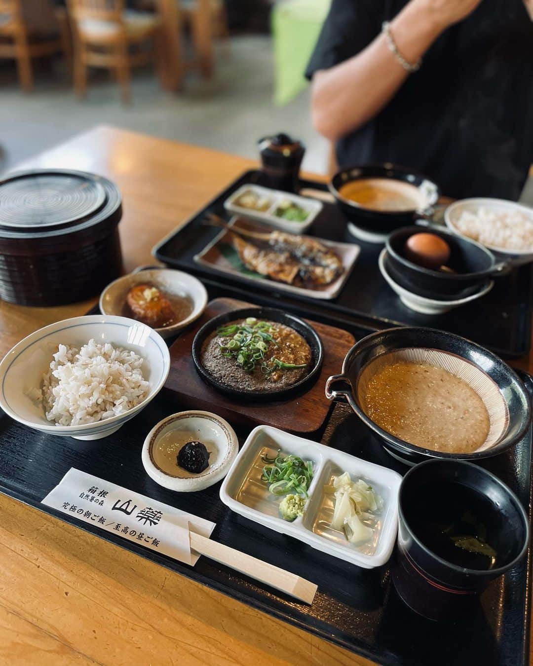 RYOさんのインスタグラム写真 - (RYOInstagram)「自然薯ぱわー🌼🌼🌼  久々2人で箱根にきたよ🍃リフレッシュの旅 お昼に食べた自然薯がとろんとろんでおいしかった🤤✨  質問きてたコーデはタグ付けしました🏷♡  #箱根 #箱根グルメ #強羅温泉 #翠雲 #自然薯 #山薬  #ootd #grl #ジャケットコーデ」5月10日 19時47分 - 24kry