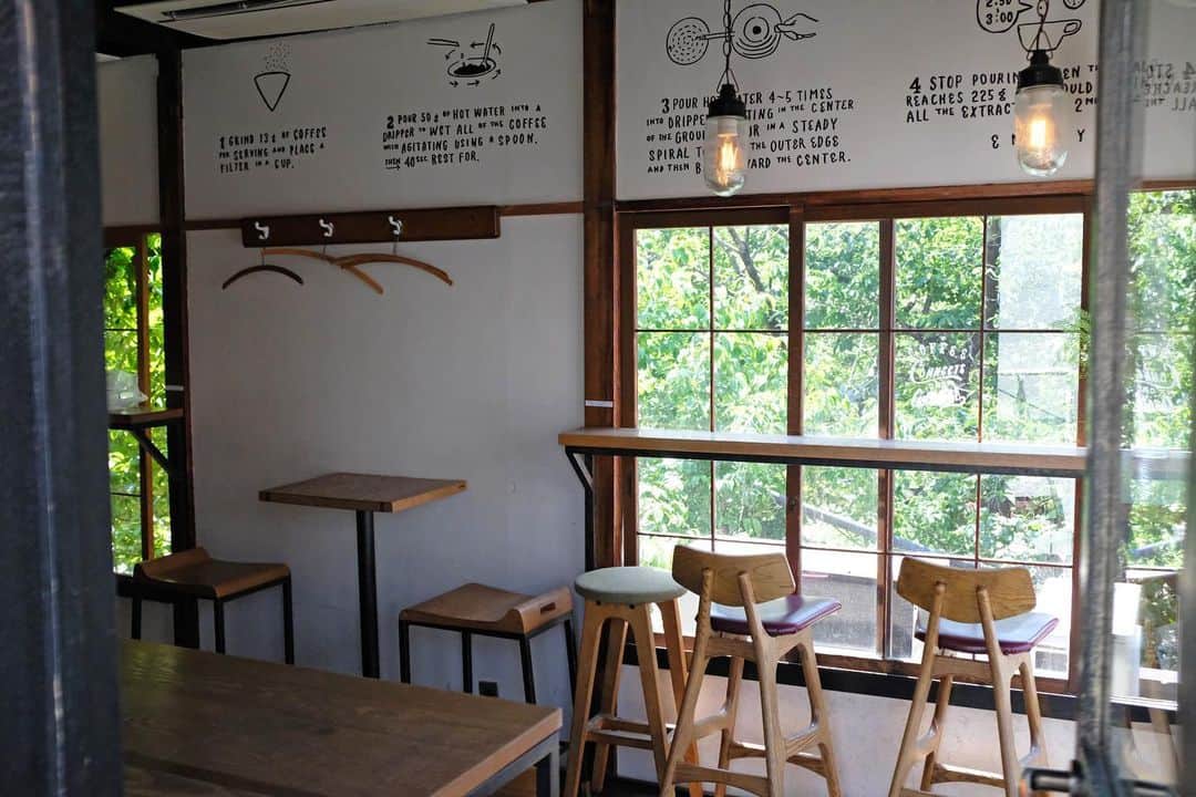 斉藤アリスさんのインスタグラム写真 - (斉藤アリスInstagram)「ONIBUS COFFEE @中目黒 長屋をリノベーションしたカフェ。 @onibuscoffee   木々に囲まれたテラスが気持ちいい1階と 大きな窓から緑あふれる2階席🌿  インバウンド需要も戻ってきて、 活気づいた街にわくわくします♡  📍5/12(金)15:30はJ-WAVE @allgoodfriday  オープンエアなリノベカフェをご紹介します。 お楽しみに♪  #中目黒カフェ #中目黒 #nakameguro #tokyocafe #テラスカフェ #オープンエア #nakamegurocafe #openair #tokyo2023 #tokyogourmet #jwave #東京カフェ #カフェ巡り #シングルオリジン #シングルオリジンコーヒー」5月10日 19時47分 - cafeali
