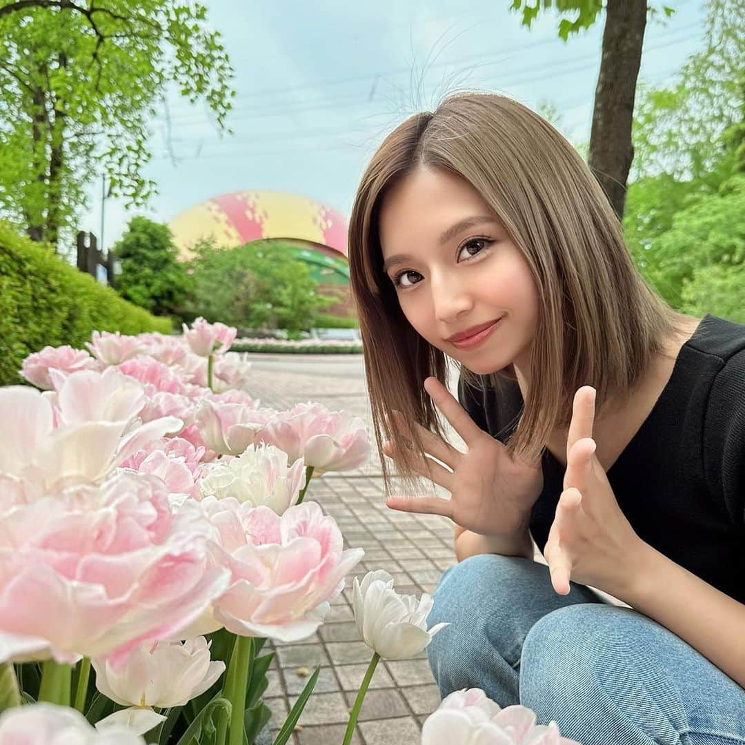 なーちゃんのインスタグラム：「・ フラワーパークで可愛いお花見つけたよ🌸 ピンク色好きなの😊🩷 他にもチューリップがたくさん咲いてて綺麗だったよ🌷 ・ ・ ・ #フラワーパーク #富山 #チューリップ」