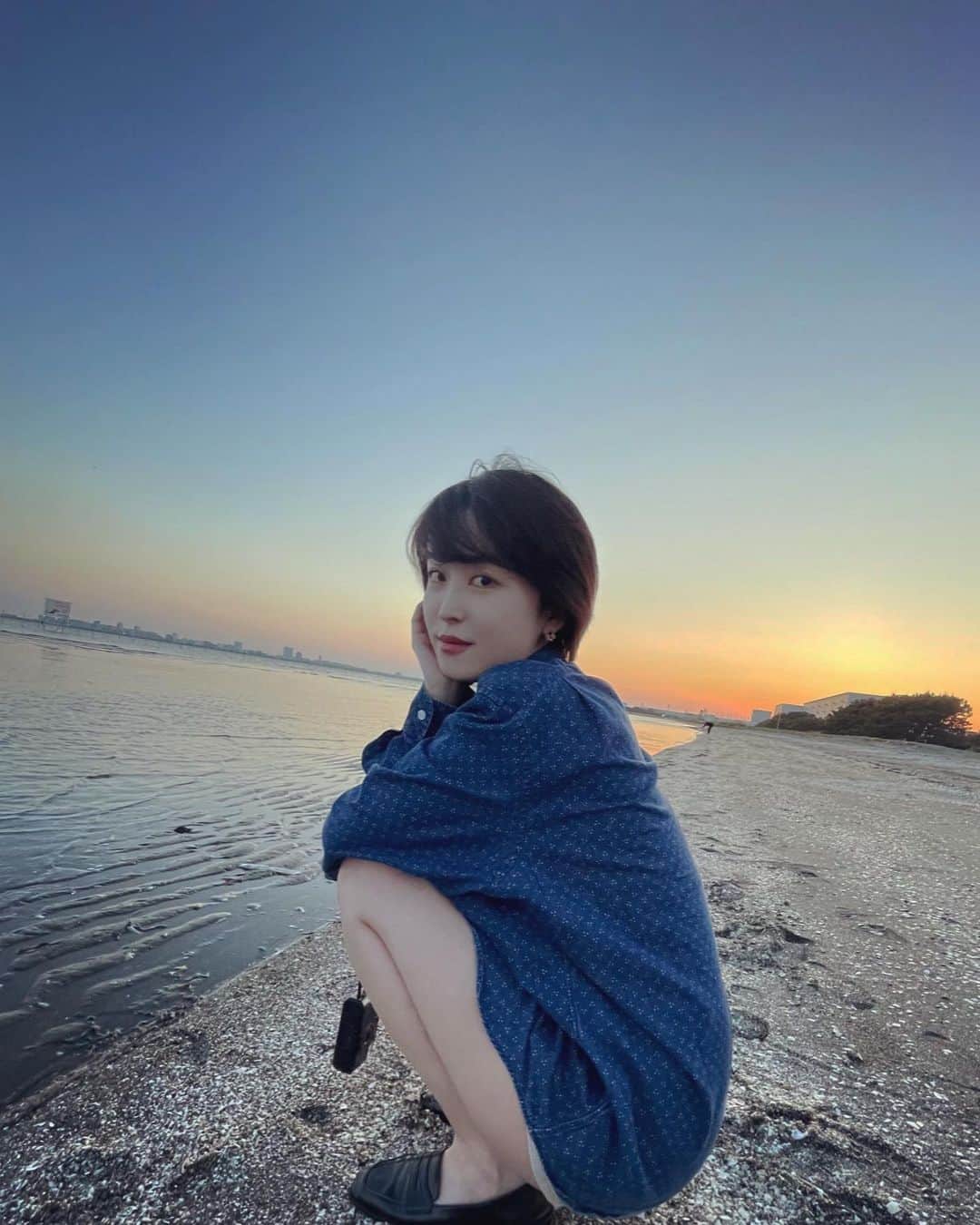 のインスタグラム：「海を見てるとホッとします  ずっとそこに在りながら 静かに変わり続けてる  途切れず流れてくる波も もとの水とは違う  昔から度々海を見に来るわたしも 変わらないようでいて変わり続けてる  そんな気持ちになれます 変わらないものなど何もない  皆さんの好きな場所はどこですか？」