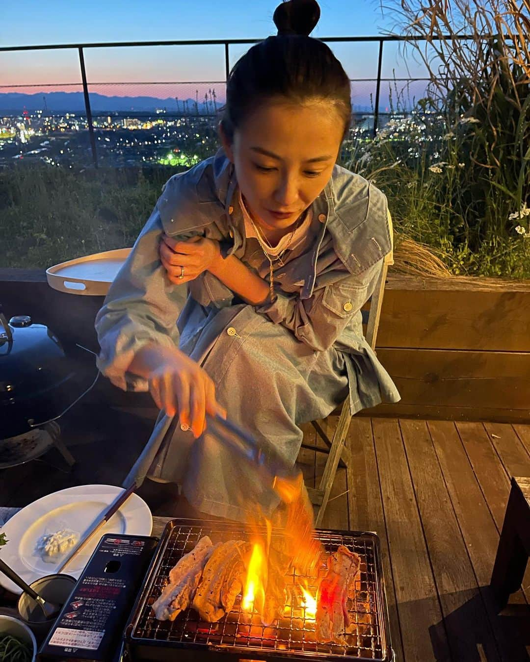 澤田泉美のインスタグラム：「昨日の仕事の後、 なんだかご飯作りをサボりたくなり... でも、外に食べに行きたいわけでもなく だからといって、買い物もしていないし... 家にあるもの....ｶﾞｻｺﾞｿ...あった💡  ベーコンの仕込みをしようと思って買っていた 豚バラのブロックがあり、 結果、サムギョプサルになりました🤣❤️🐷 焼いただけ〜🤣🤣🤣  泡を片手に、わたしも幸せ子ども達も幸せ❤️ 気分転換て大切〜‼️  ただ晩御飯を作るよりも結果、準備は少しかかったかもしれないけど気持ちが変われば気分も変わる‼️笑 準備が苦じゃなかった‼️笑  とても、楽しい食事になったのでした🥰🥰🥰  そんな今日も、何もしてないのに お疲れモードで外食しました... 明日からは...が..頑張ろう笑  #お庭でご飯 #気分転換#最高 #三児の母」