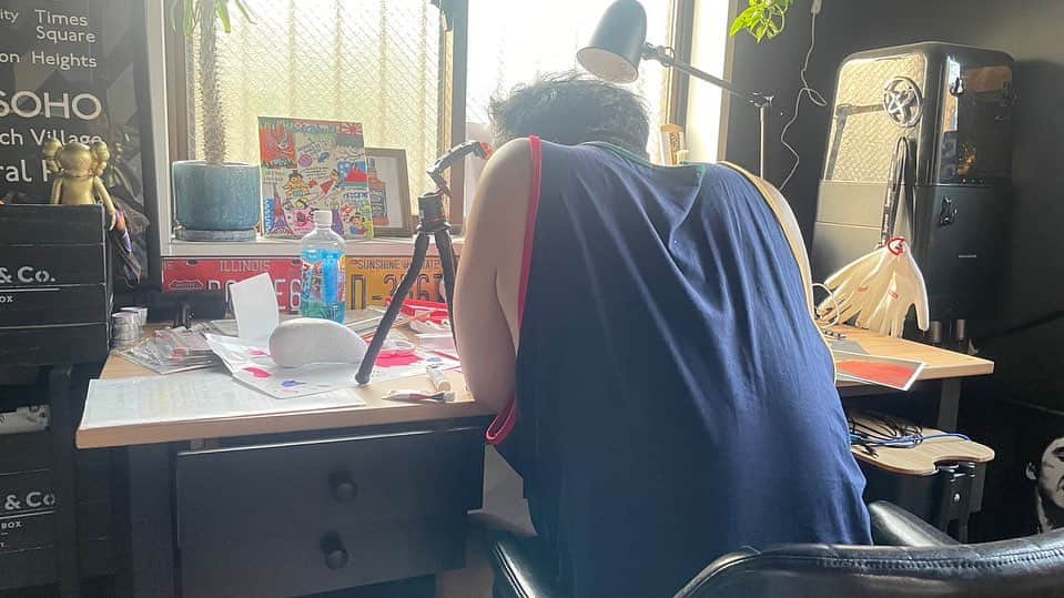 久保田和靖さんのインスタグラム写真 - (久保田和靖Instagram)「俺が書斎に籠もれば  いつもこれ。ギラかわゆすきぴ。  @wifu0929」5月10日 19時45分 - kubotakazunobu