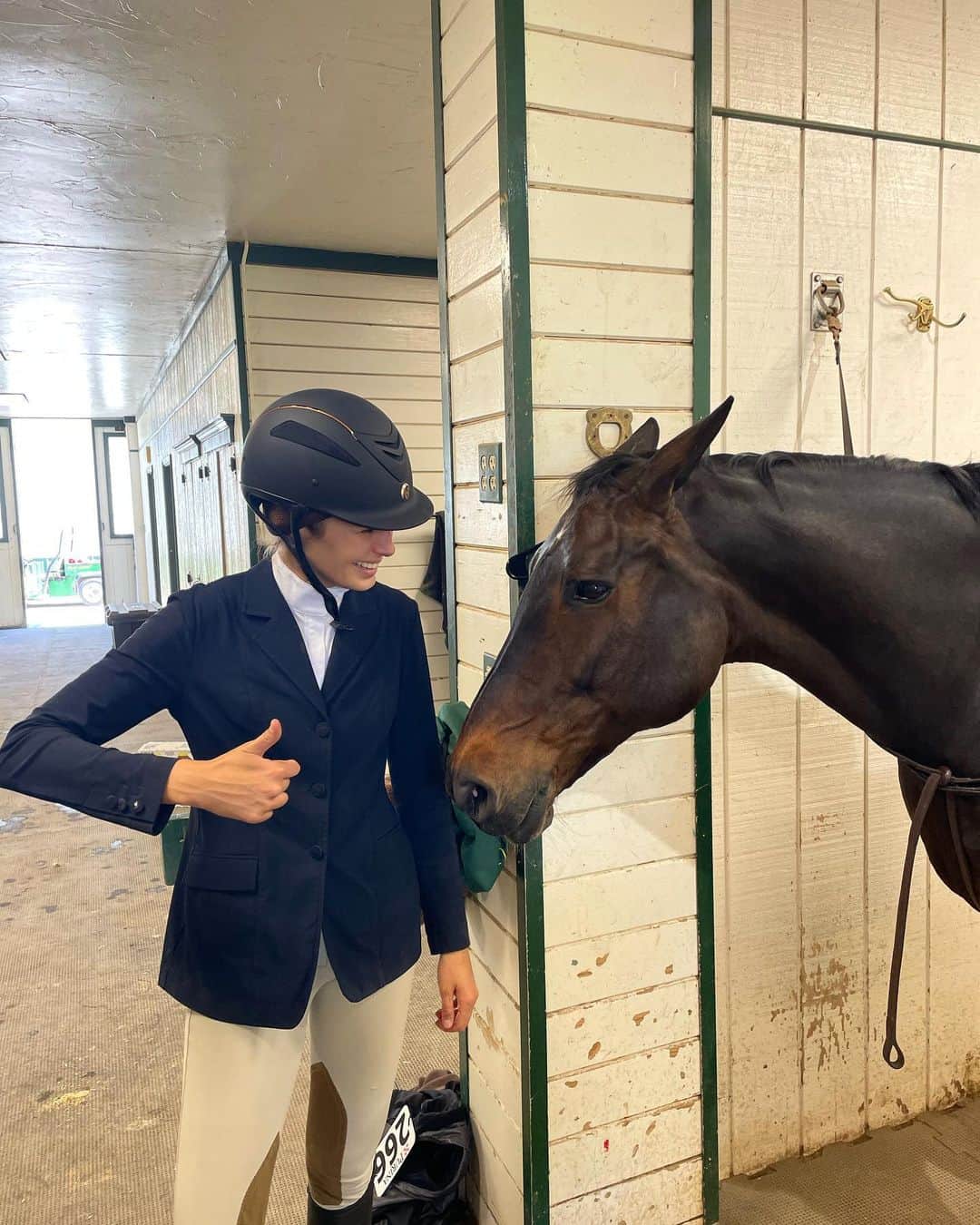 ブリジット・マルコムのインスタグラム：「First show vibes(clearly the horse I get to ride is a mare 😂). Show #2 this weekend will be show jumping ❤️」