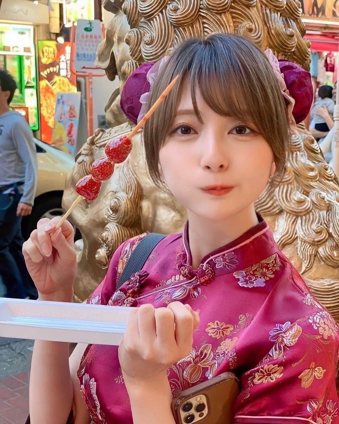 こばしり。さんのインスタグラム写真 - (こばしり。Instagram)「らおさんと中華街をチャイナ服で練り歩いてきた🐼🏮  お互いぽいチャイナ服選べてハッピーだったし、この日の自己肯定感は最強だったよ❤️‍🔥 この日沢山食べたしビールも楽しんだし、夜はちょっと大人に海沿いで催し物見てフ〜ってしてた☁️ 5年前に会ったけどお互いとっても大人になってる💨  そして相変わらず中華街のいちご飴は格別で美味しい🍓 また別のチャイナ服着て練り歩きたい🏃🏻‍♀️💨💨」5月10日 19時47分 - lovetomato_24