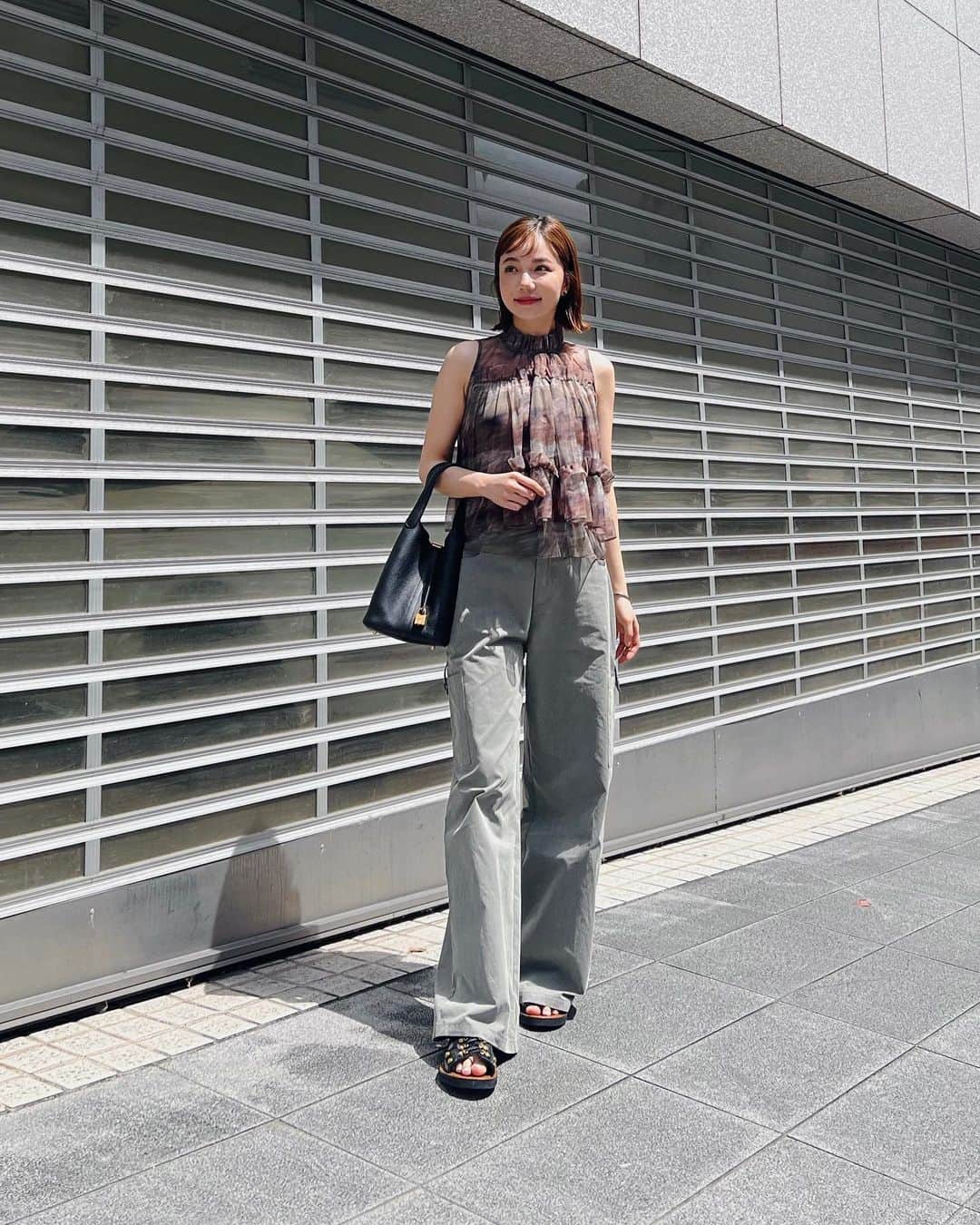 謝琦琦（Kiki）のインスタグラム：「狗勾準備嘔吐聲絕對能讓主人從睡夢中秒驚醒想 從床上沙發抱走的反射動作超快速  還是以後鬧鐘就用那反胃的聲音好了？  Top.trousers/ @no.11official」