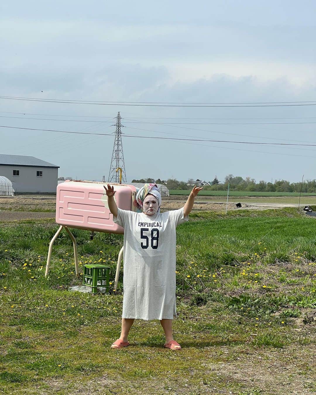 バービーのインスタグラム：「北海道には『バビグマ』っていうのがいてな、見かけた者はパックしたてのようなしっとり美肌になれるらしいぞ。  #gw #思い出 #ひったひたに浸り中 #バビグマ #イッヌが大好物」