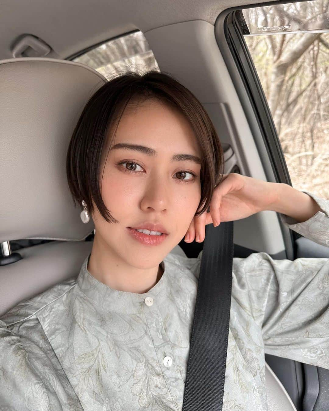 MARIEさんのインスタグラム写真 - (MARIEInstagram)「大人になってからの「綺麗な人」って 顔立ちというよりも肌や髪を綺麗にしていたり 姿勢が良かったり 立ち振る舞いが美しかったり 言葉使いが綺麗だったり。 ⁡ そんな気がするので まだまだ理想の綺麗な人には程遠いけど、 10年前よりは少しずつ 近づいて来れているような気がします。 日々精進します🫡笑 ⁡ 周りにお手本にしたい素敵な人が沢山いるから 幸せだなぁって思うの。 ⁡ ⁡ #シートベルトの主張すごいし後ろ枯れ木w#エシカルファッション#エシカルファッションブランド#男の子ママ#男の子ママコーデ#ショートヘア#ショートヘアアレンジ#大人ショート#大人ショートボブ#ハンサムショート#ショートボブ」5月10日 19時51分 - marie.328