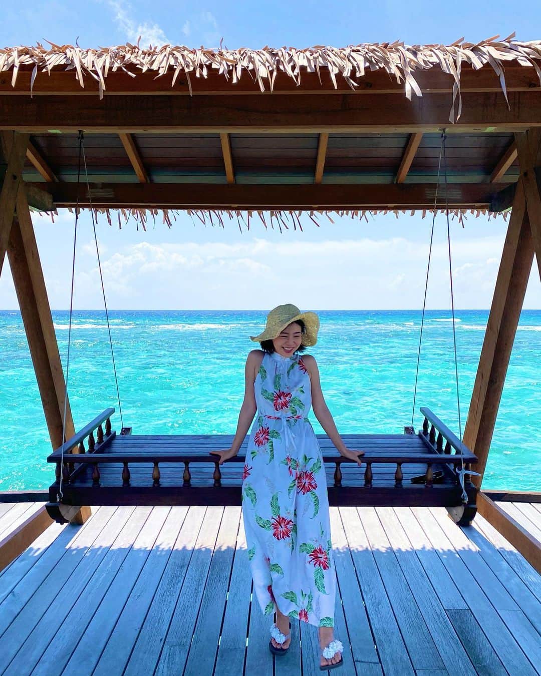 石岡麻奈美さんのインスタグラム写真 - (石岡麻奈美Instagram)「GWにずっと夢見てたモルディブへ。 エメラルドブルーに光り輝く宝石のような海。 その美しい海の上で過ごす極上の時間でした。  モルディブは1,000を超える珊瑚島があり、1島1リゾートホテル。なんと言っても洋上に浮かぶ水上ヴィラやコテージが魅力的です。 朝起きた瞬間海にダイブできちゃいますね。  そしてオールインクルーシブなので、好きなものを好きなだけ食べたり飲んだり…  ずっとここにいたくなるほど、全てが美しく楽しく幸せなところでした。  写真もたくさん撮ったので気ままに載せていきたいと思います🏖  #モルディブ #モルディブ旅行 #綺麗な海 #美しい海 #エメラルドブルー  #ビーチリゾート #ビーチ #水上ヴィラ #maldives #maldivesislands #beautifulocean #beautifulbeach #ozenreservebolifushi #ozen」5月10日 19時52分 - manami_ishioka